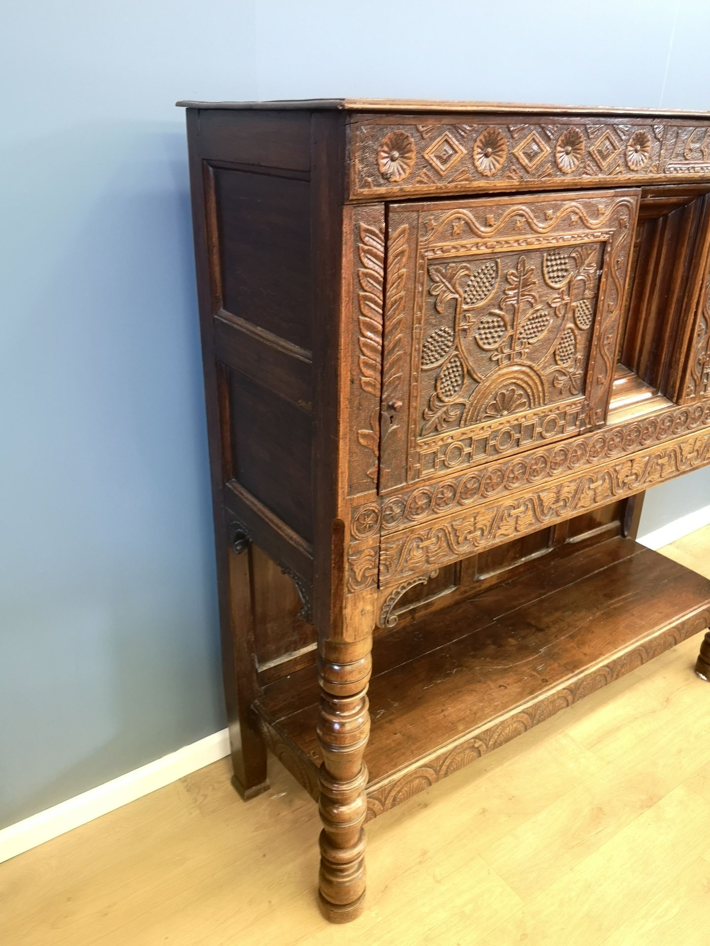 Oak court cupboard - Image 3 of 6