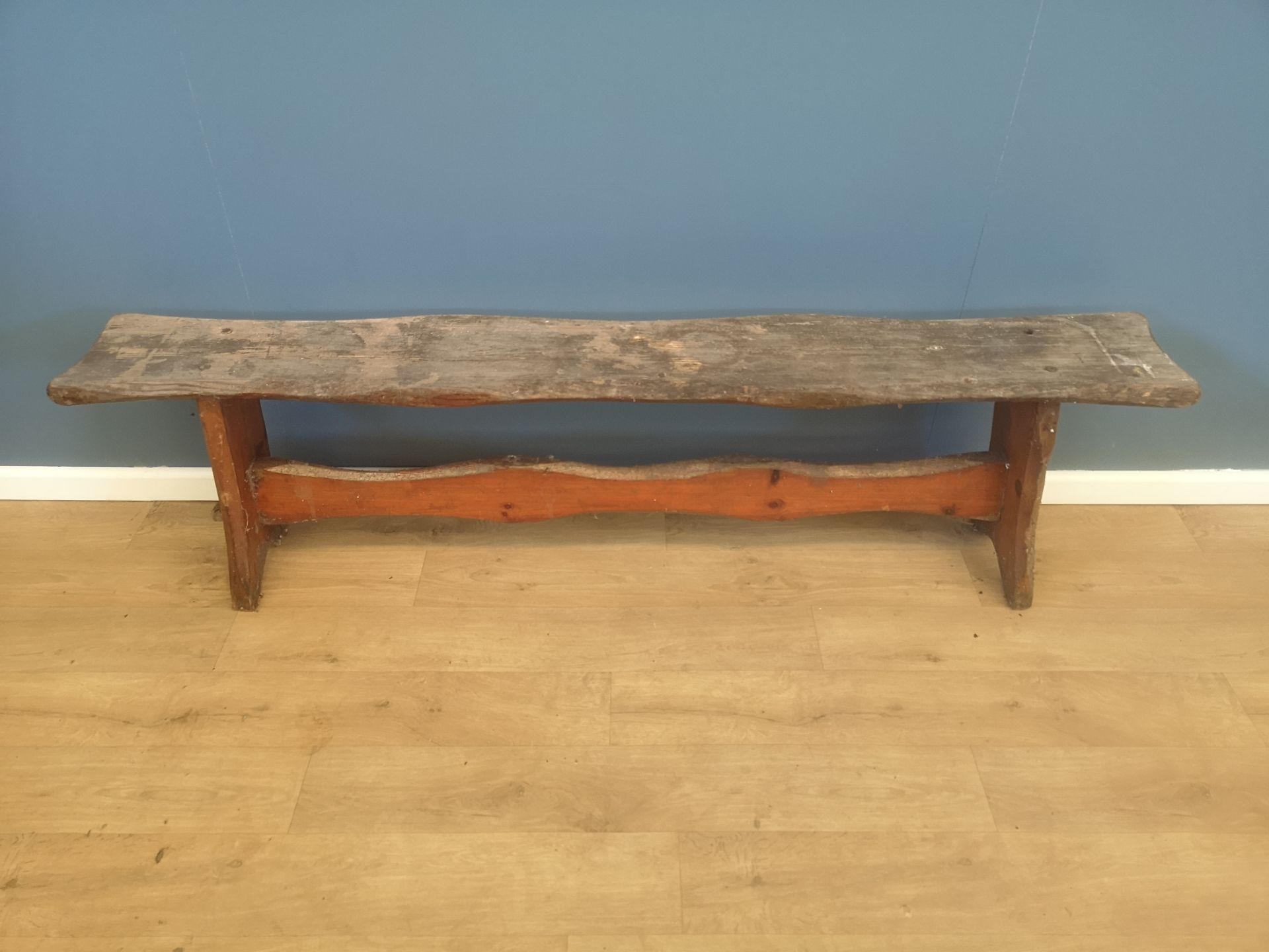 Two pine serpentine edged benches - Image 3 of 6