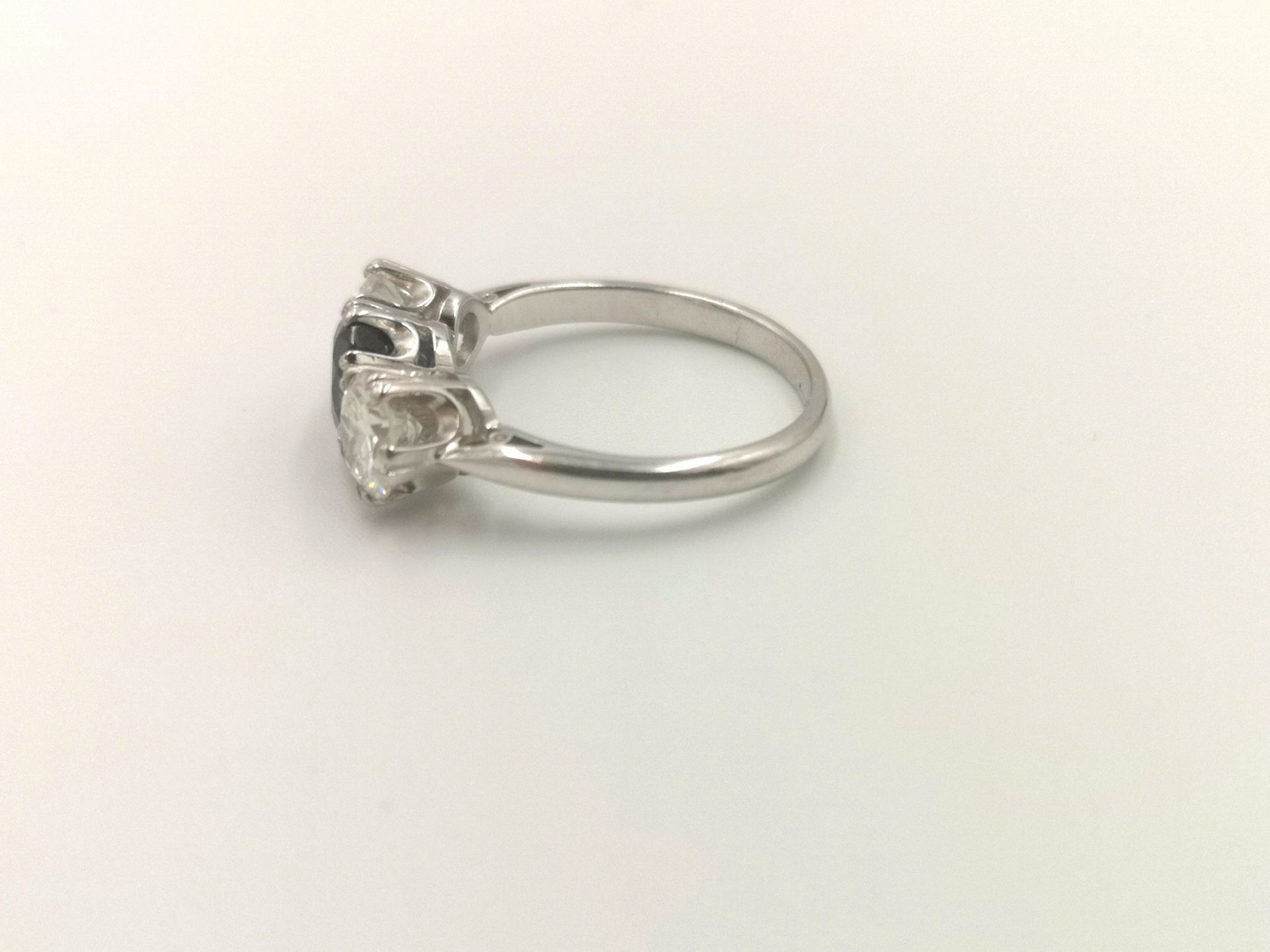 18ct white gold three stone ring - Image 6 of 6