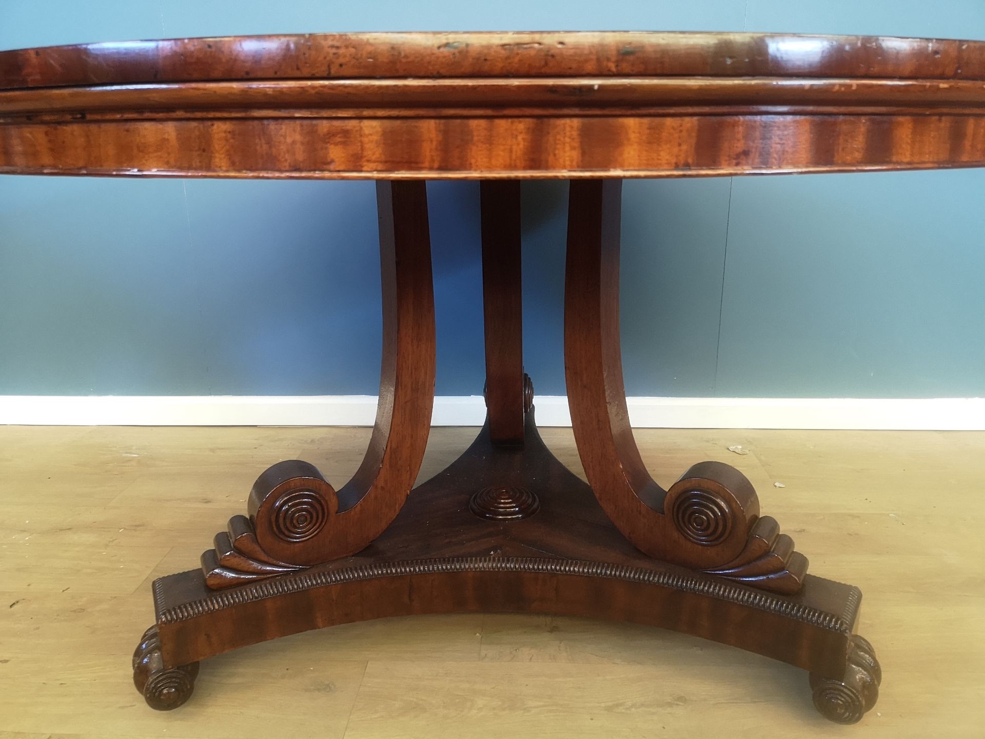 Victorian mahogany tilt top dining table - Image 5 of 5