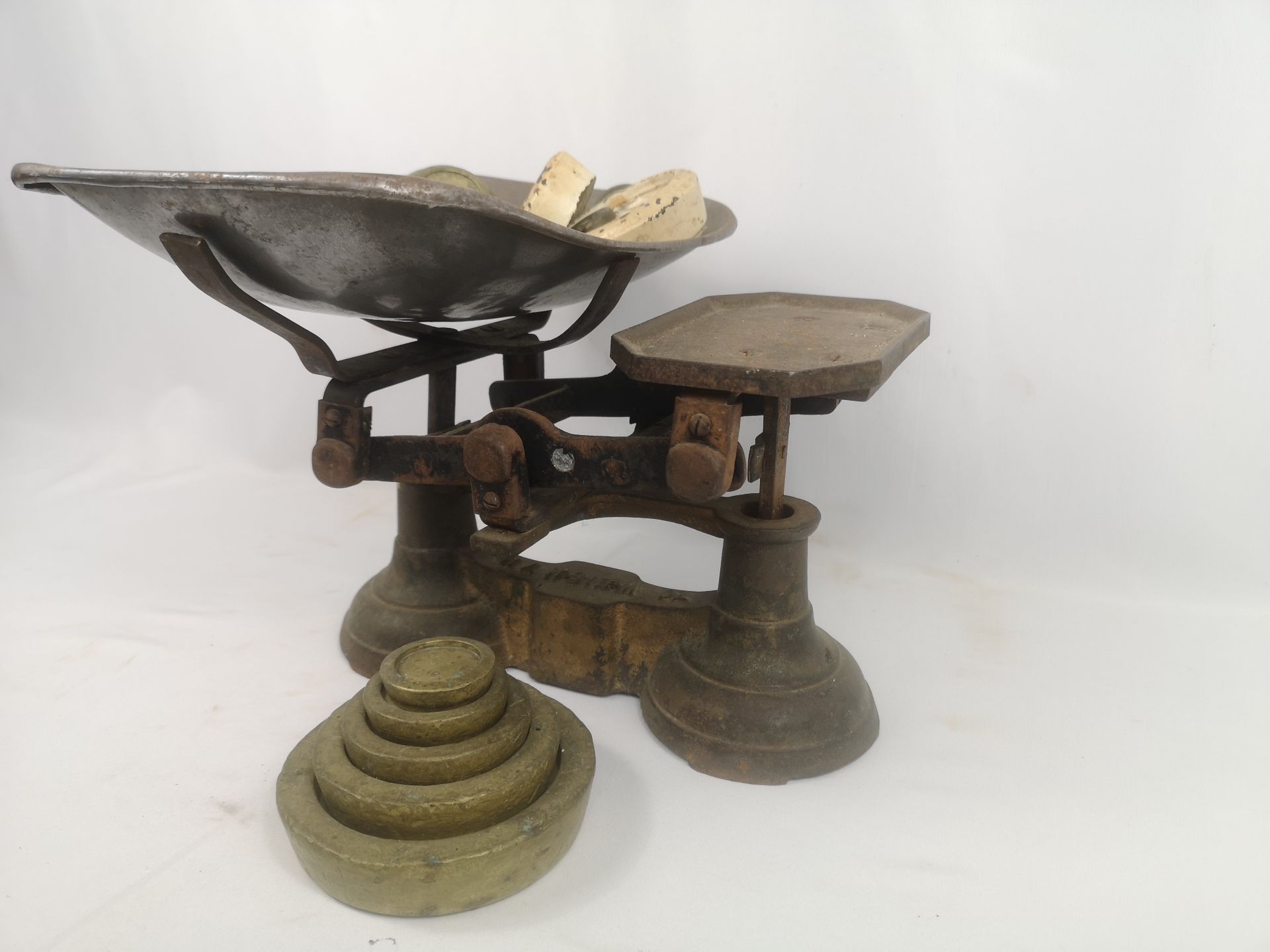 Cast iron weighing scales - Image 2 of 4