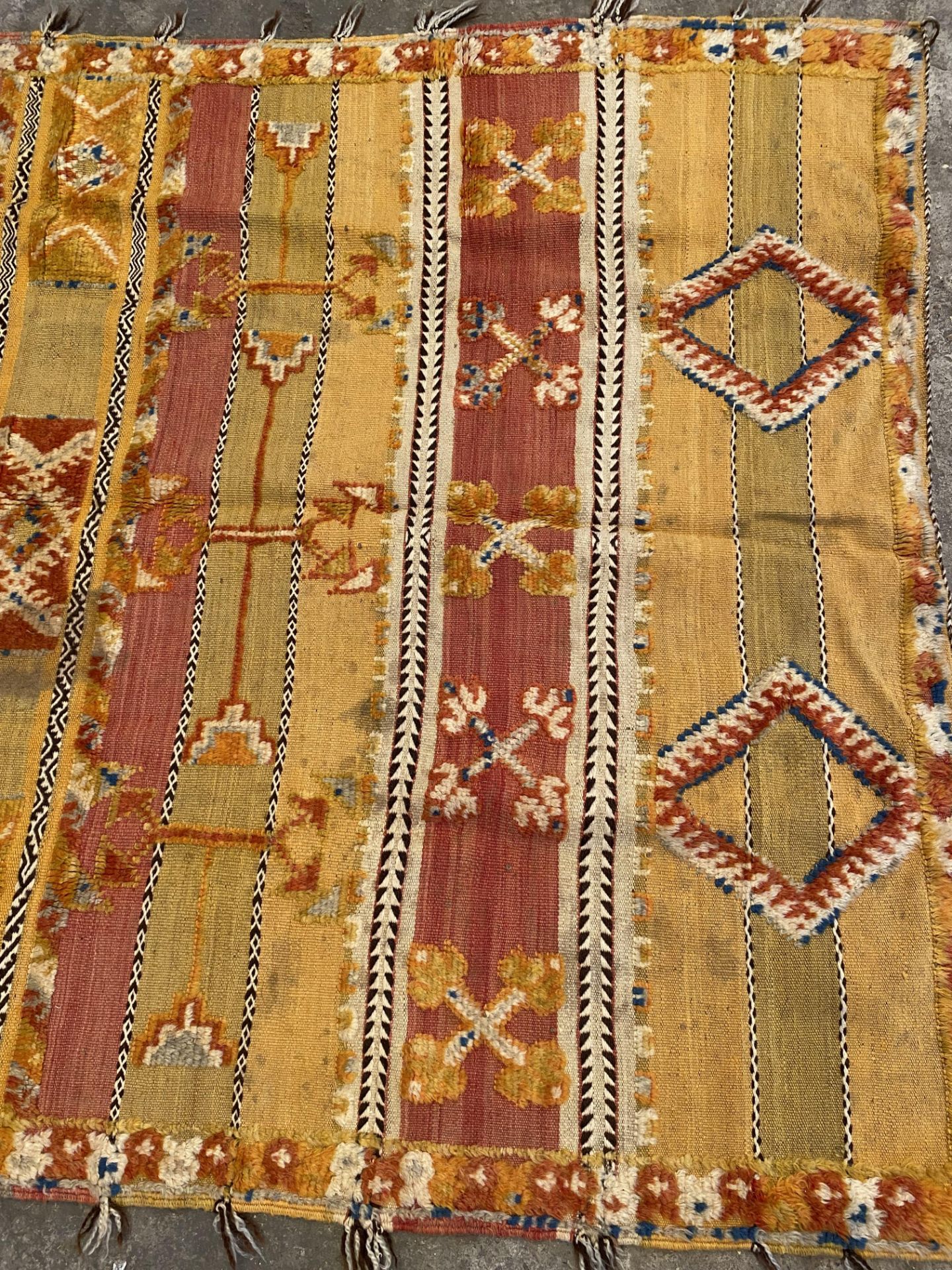 Hand made yellow ground rug - Image 4 of 4