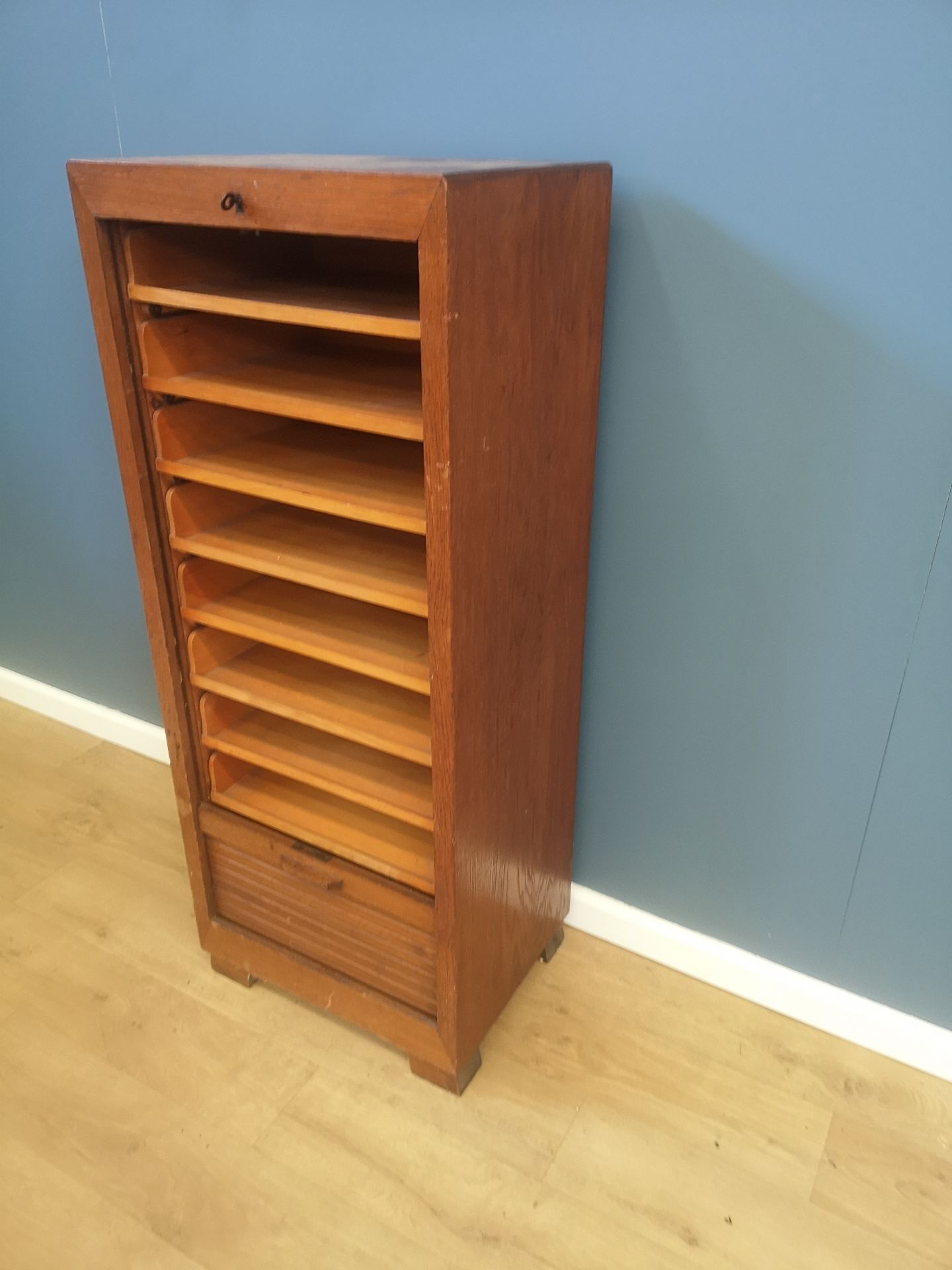 Oak tambour fronted chest of drawers - Image 4 of 5