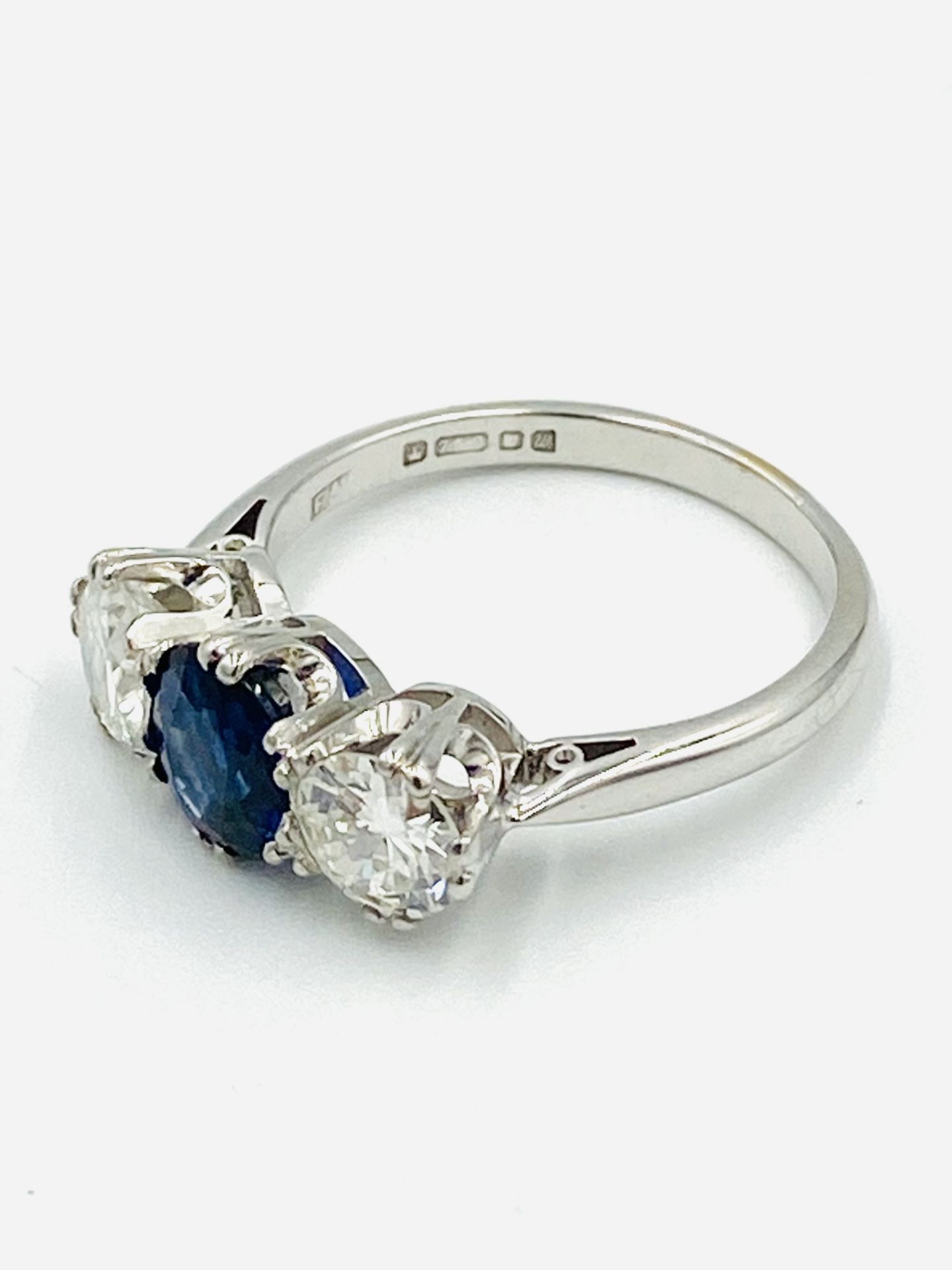 18ct white gold three stone ring - Image 3 of 6