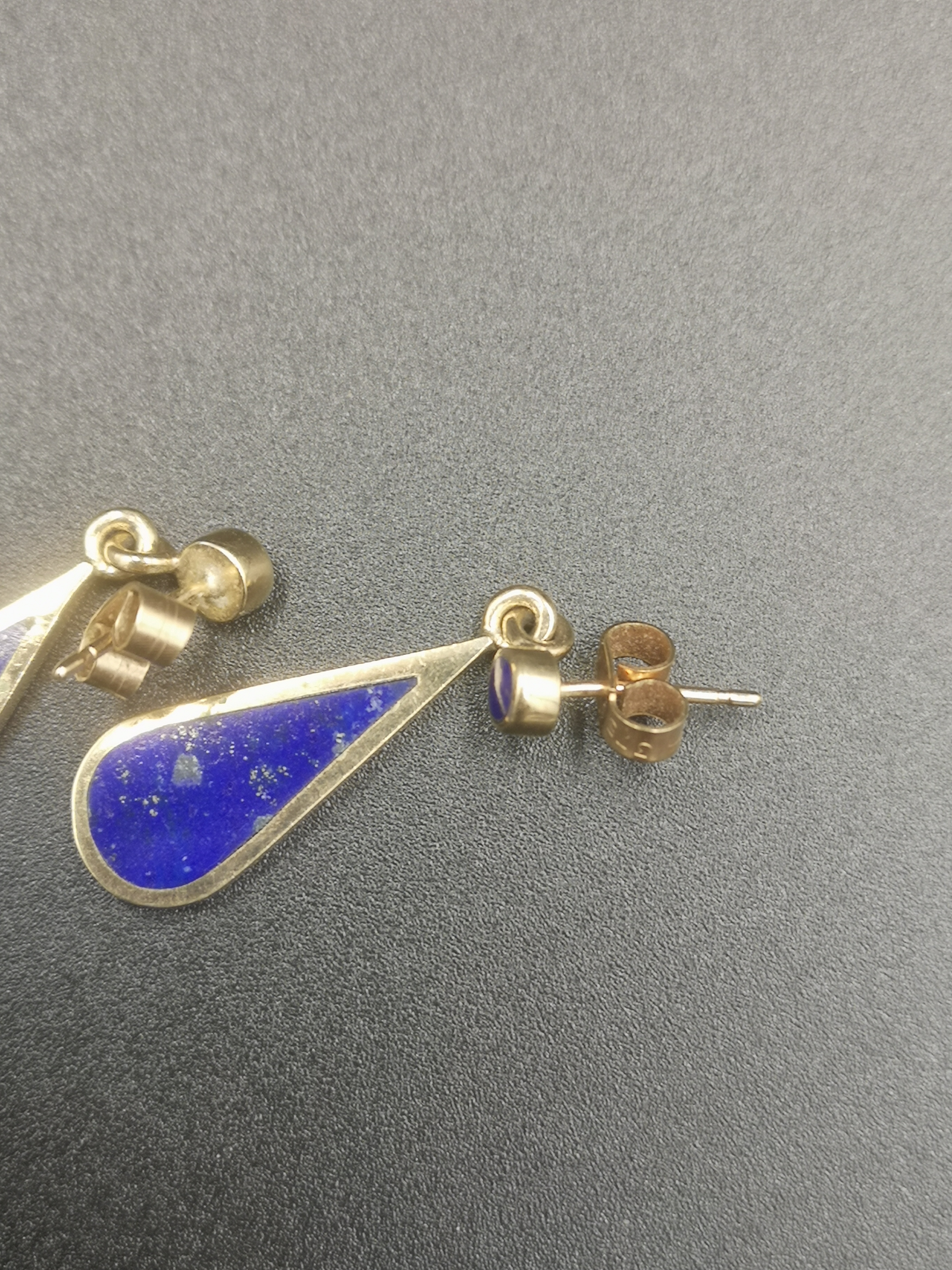 pair of 9ct gold drop earrings - Image 2 of 5