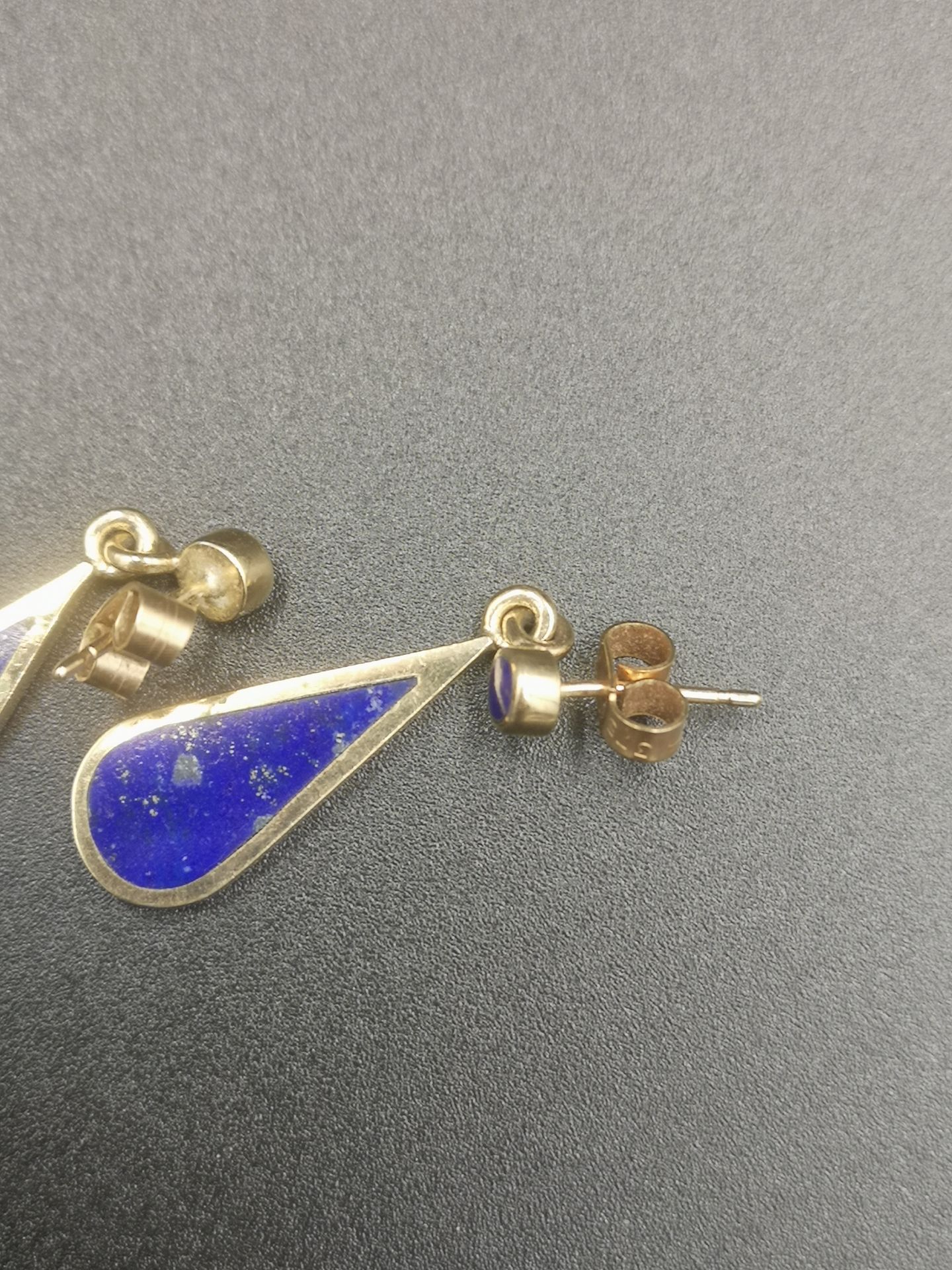 pair of 9ct gold drop earrings - Image 2 of 5