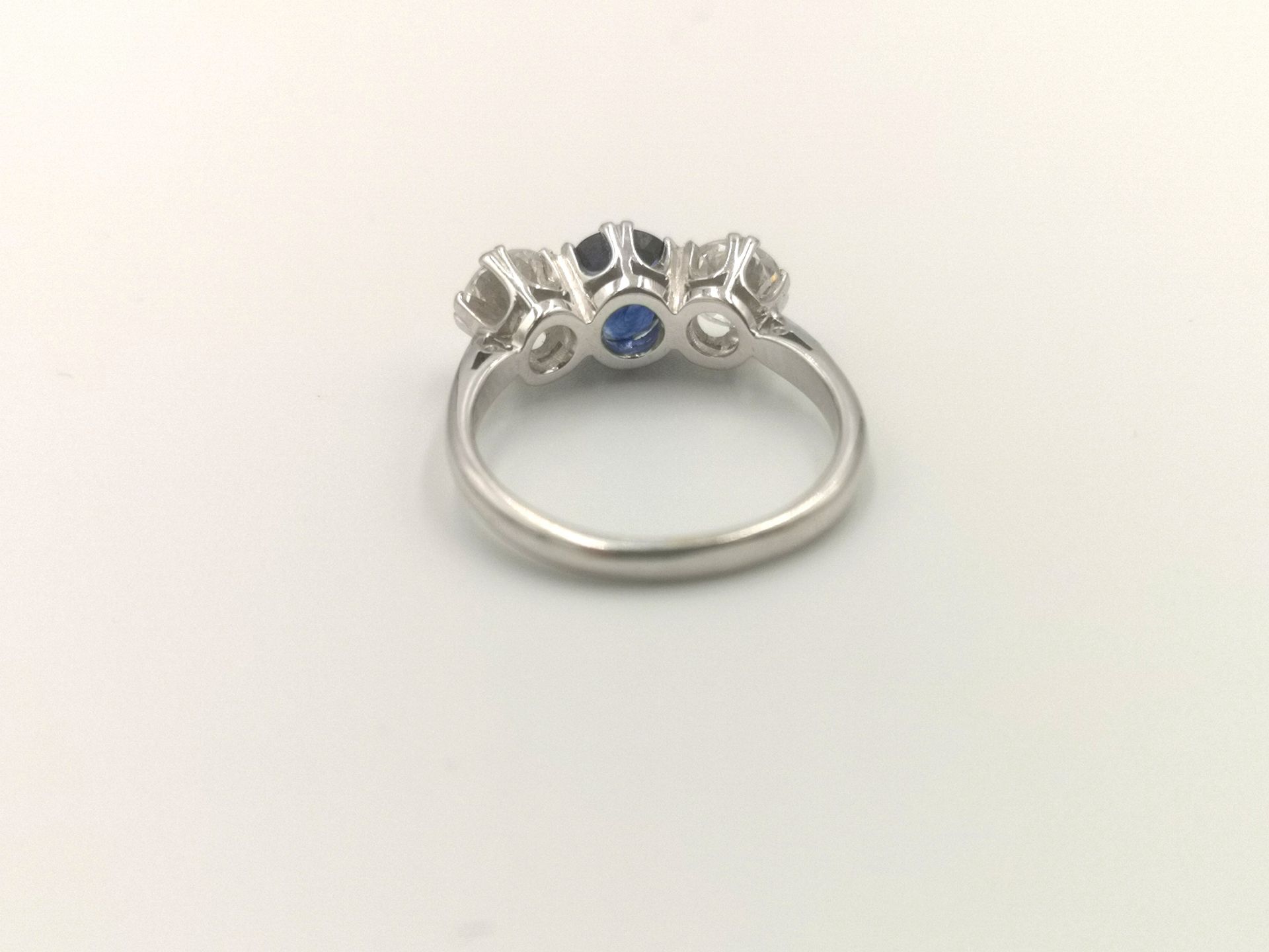 18ct white gold three stone ring - Image 5 of 6