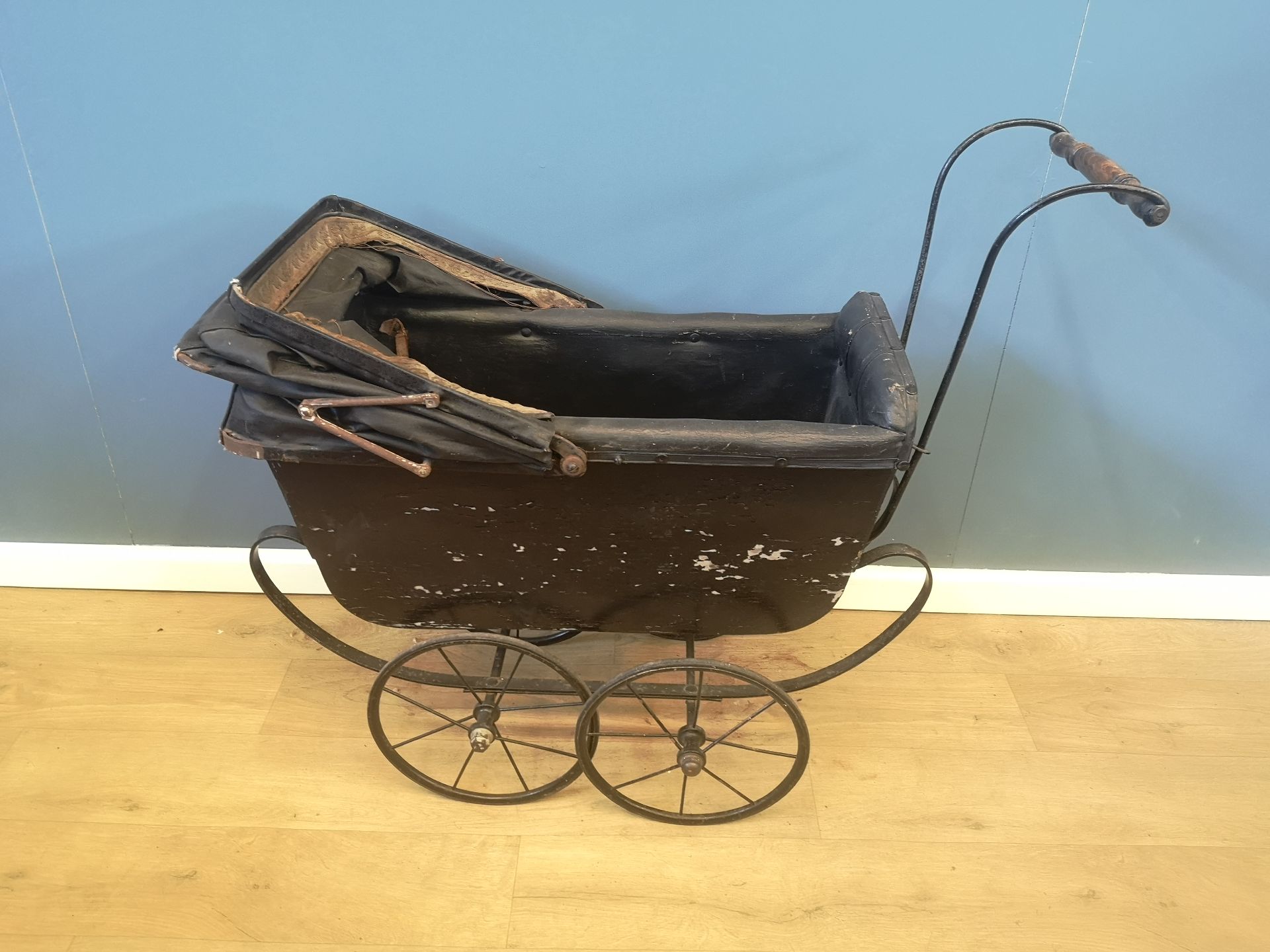 Early 20th century dolls pram