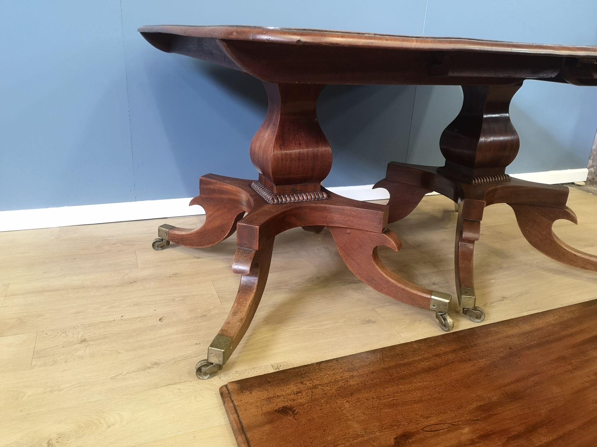 Victorian mahogany extending dining table - Image 3 of 5