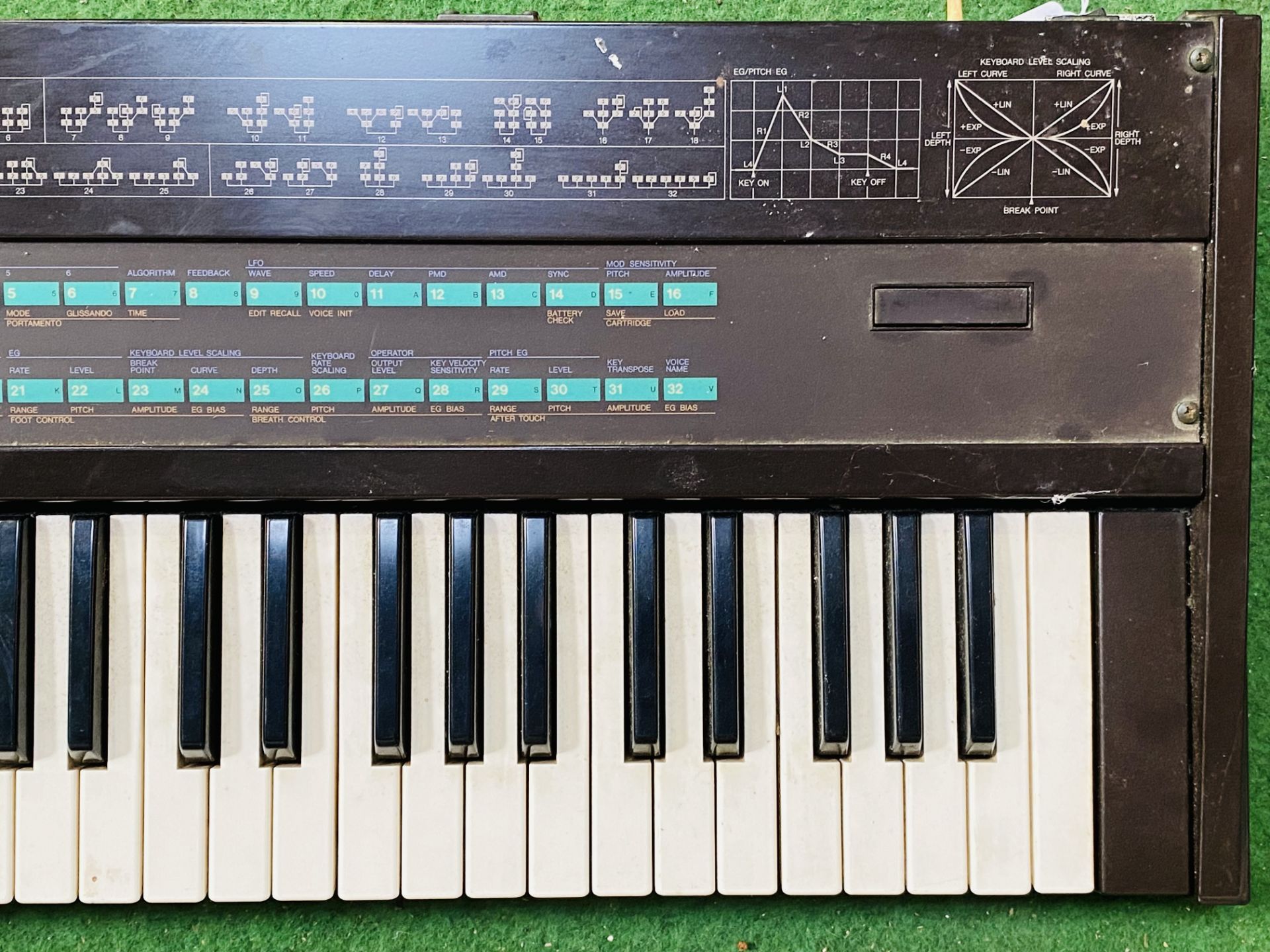 Yamaha DX7 digital programmable synthesiser - Image 4 of 5