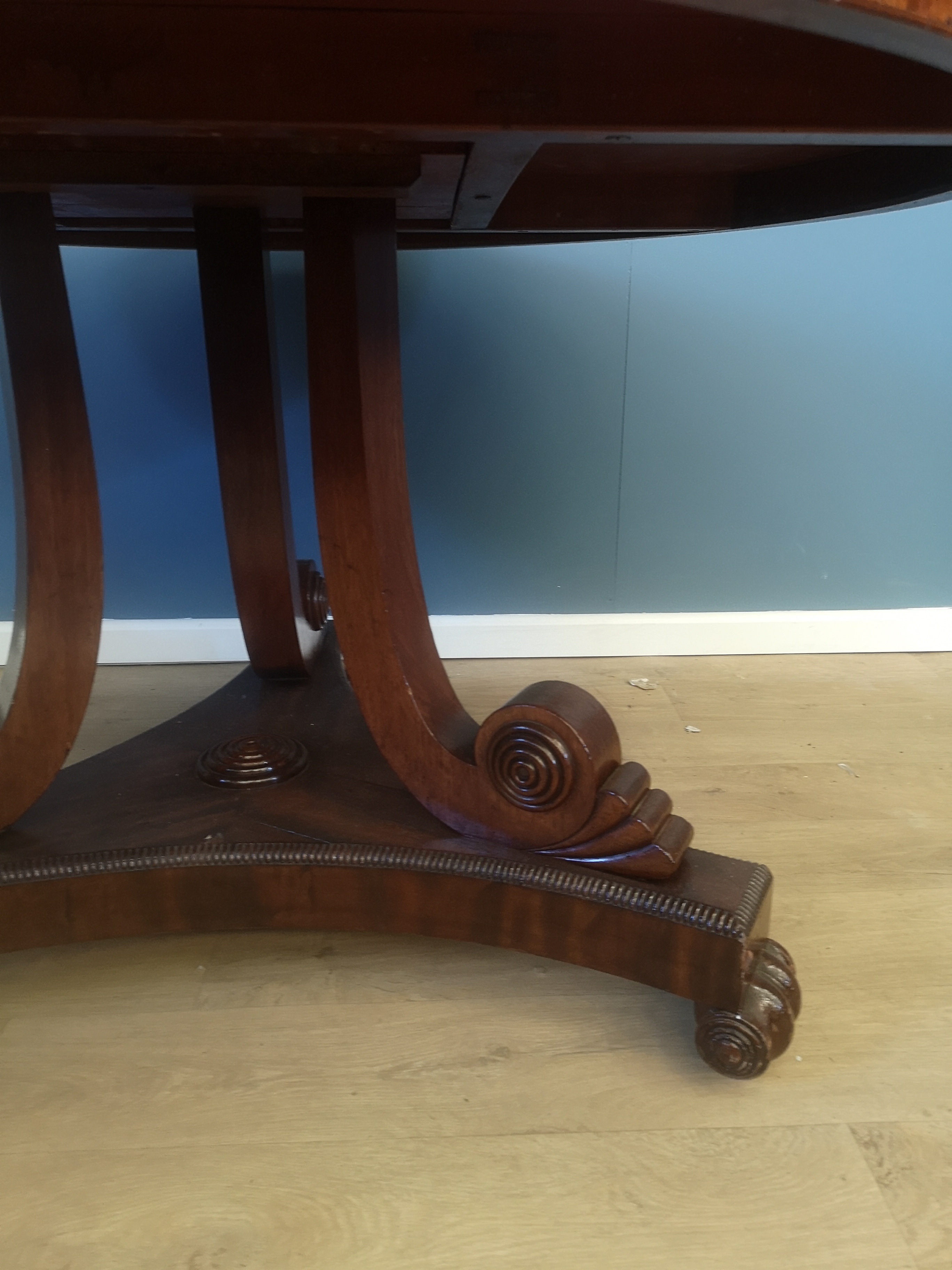 Victorian mahogany tilt top dining table - Image 4 of 5