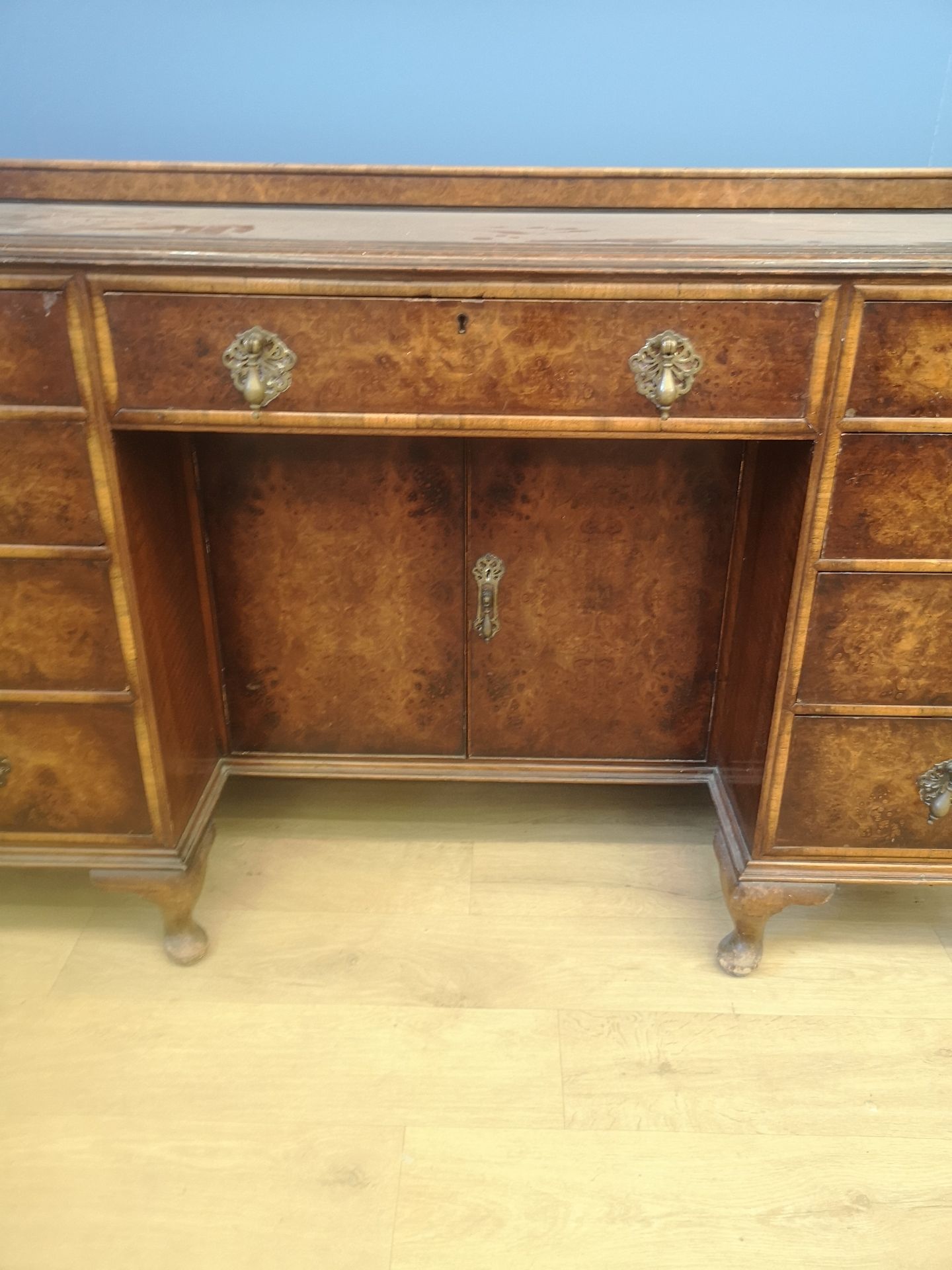 Waring & Gillow walnut desk - Image 4 of 6