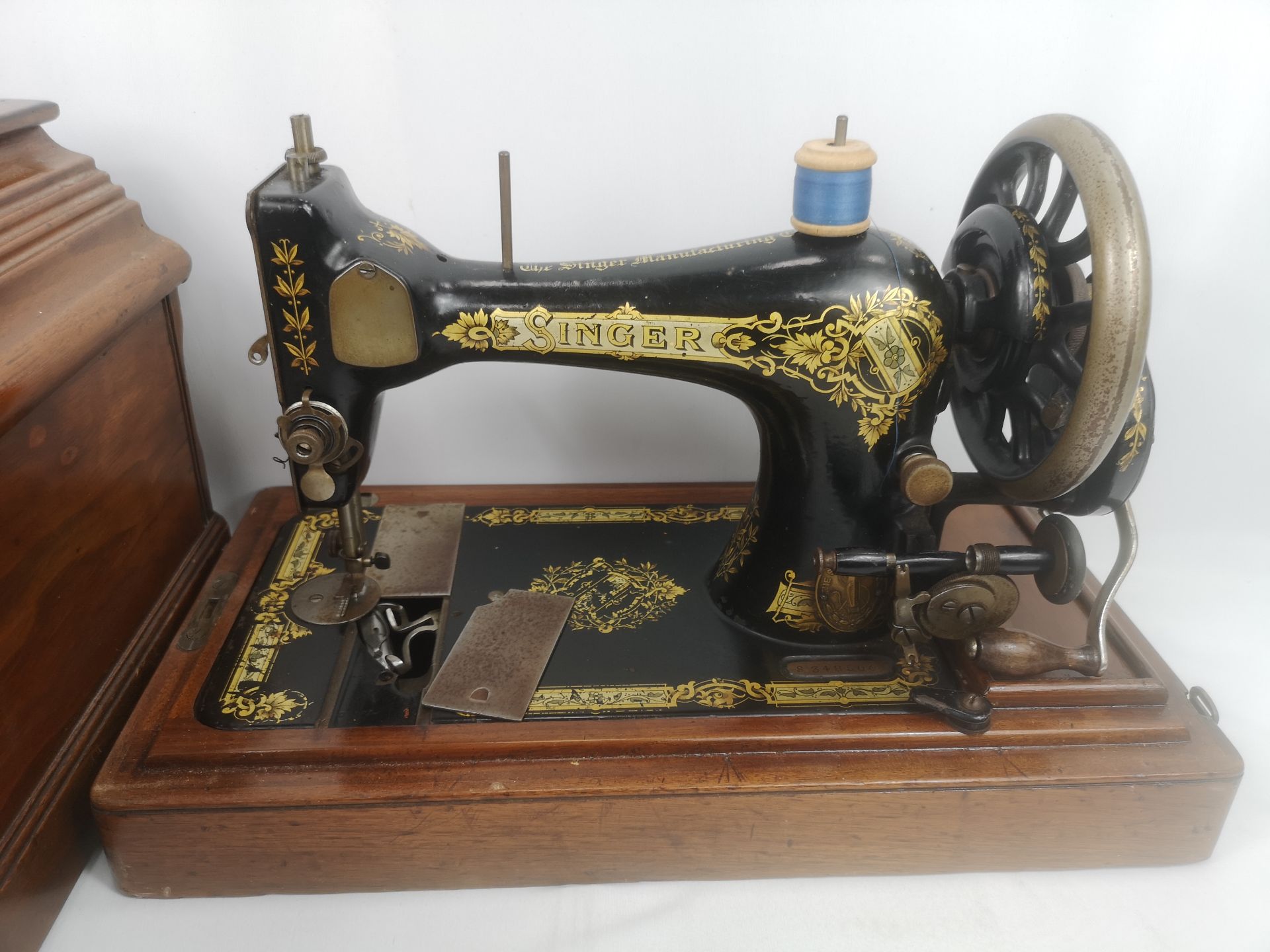 Singer sewing machine - Image 3 of 4