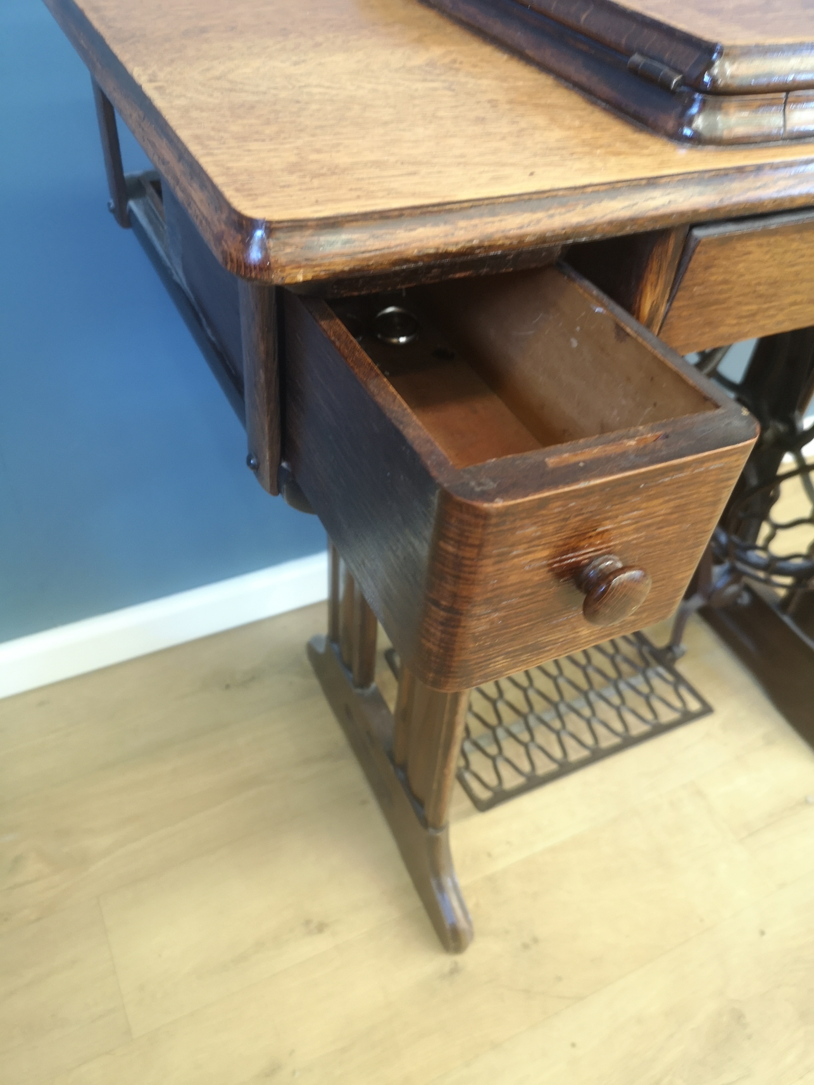 Singer sewing machine set in an oak treadle table - Image 5 of 7