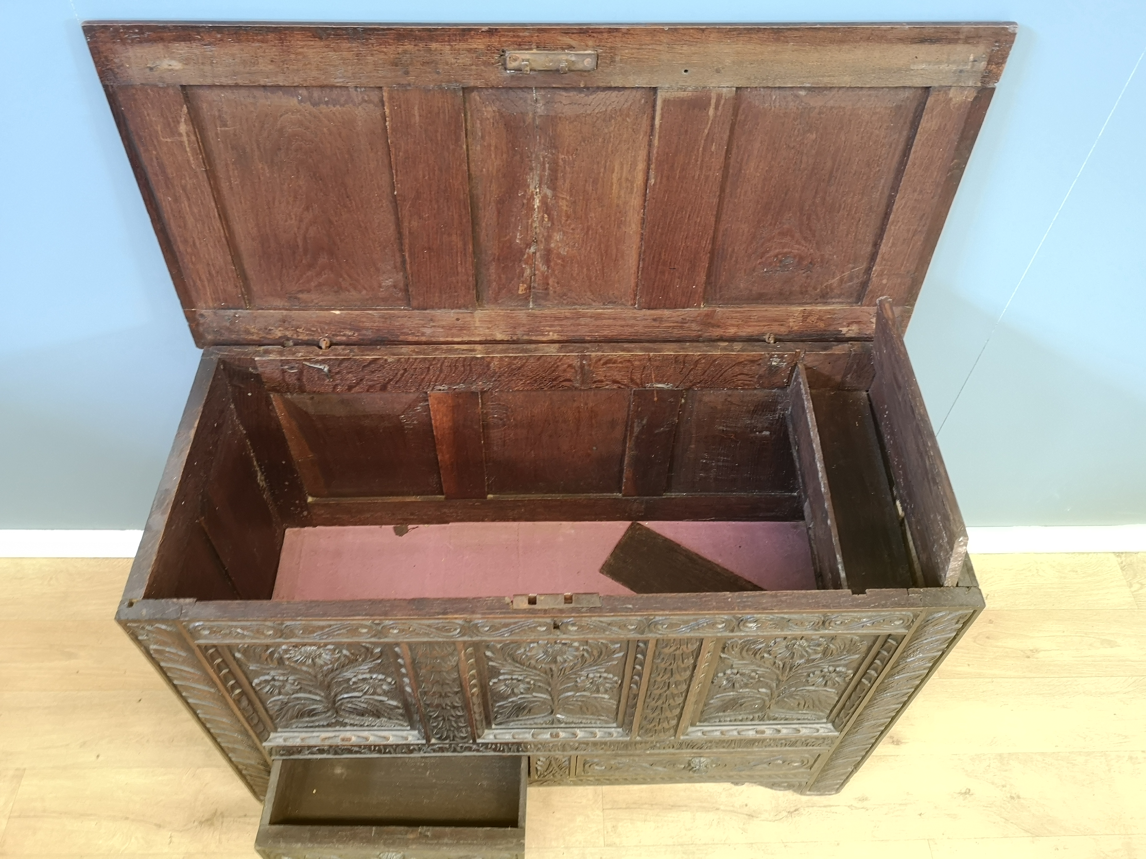 Oak chest with carved flowers to front - Image 5 of 5