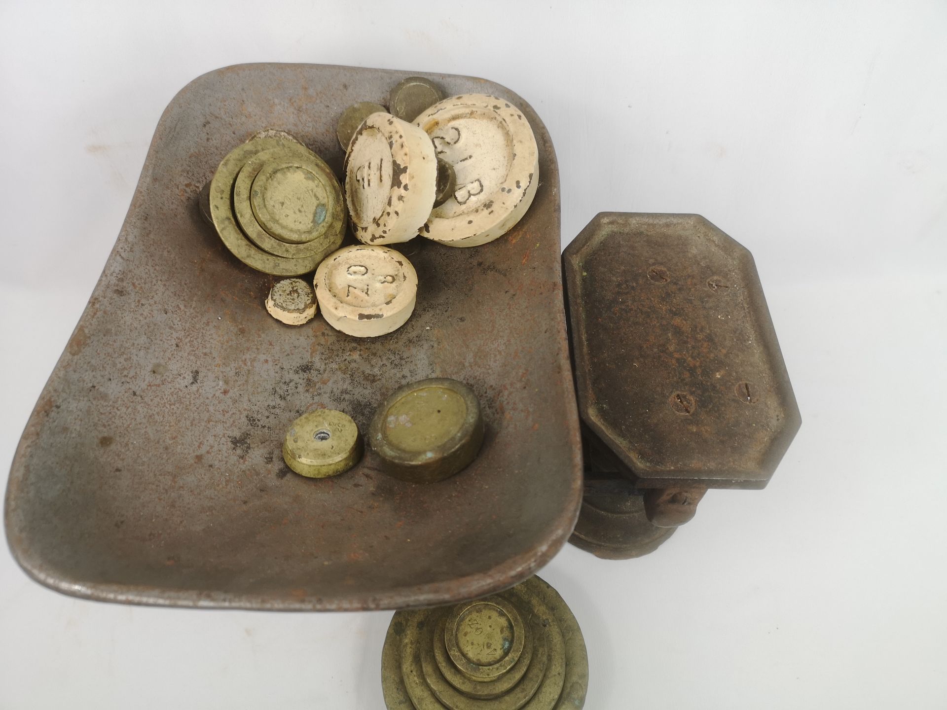 Cast iron weighing scales - Image 3 of 4