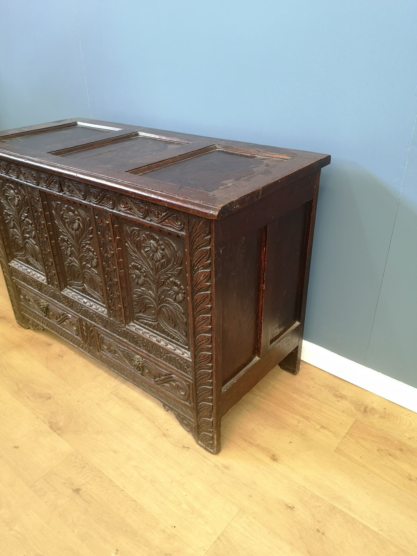 Oak chest with carved flowers to front - Image 3 of 5