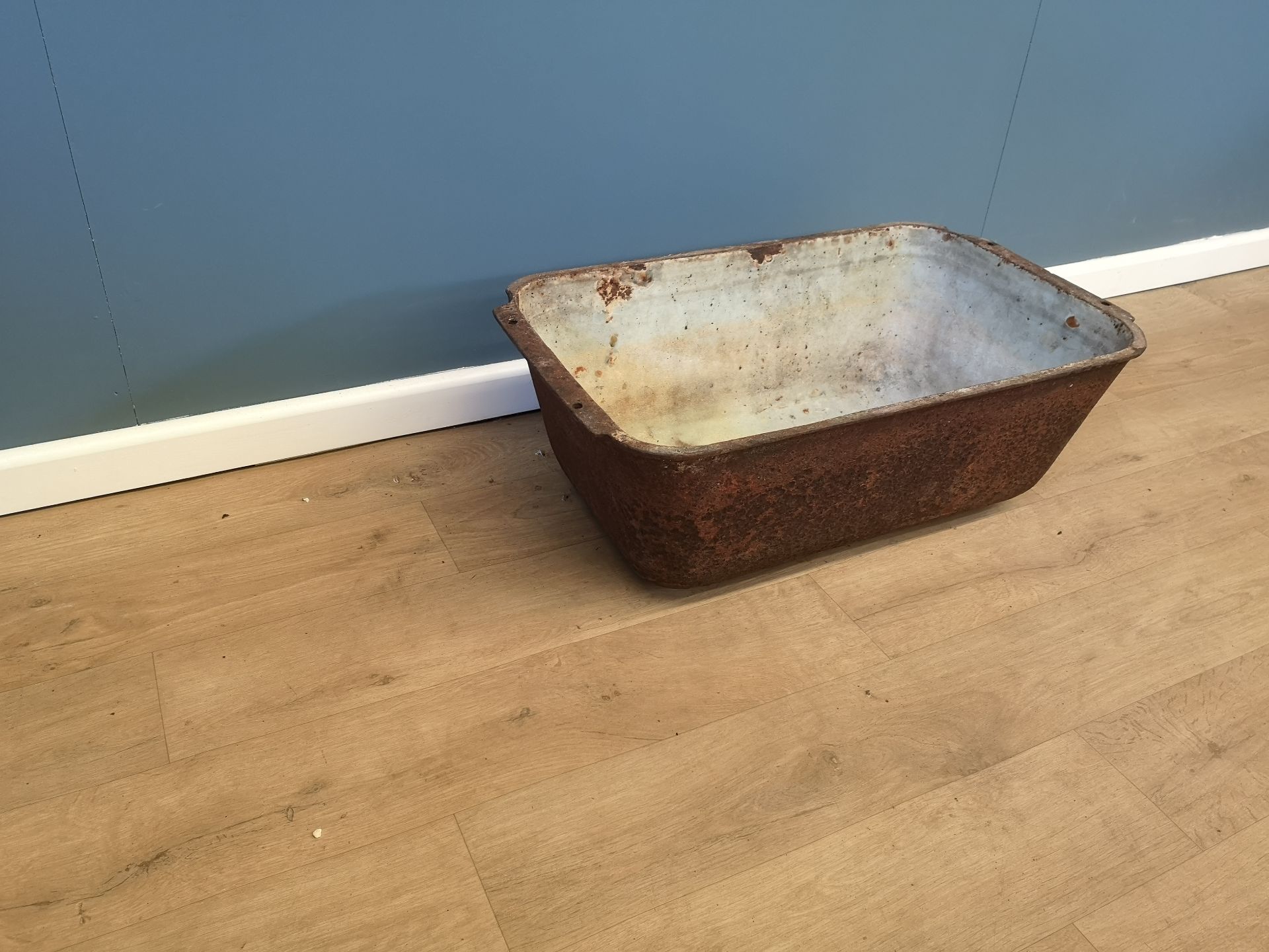 Cast iron sink - Image 4 of 5