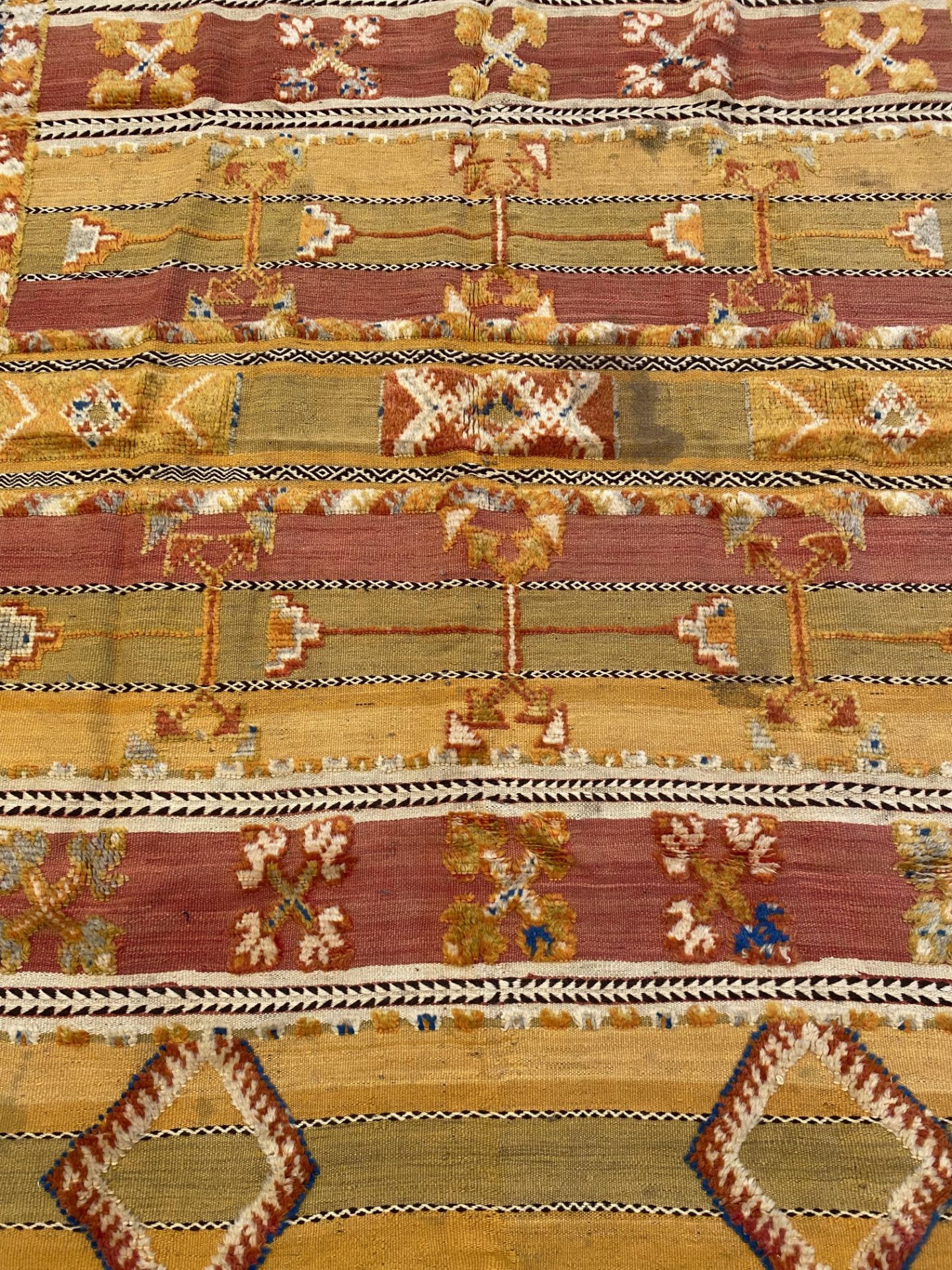 Hand made yellow ground rug - Image 3 of 4