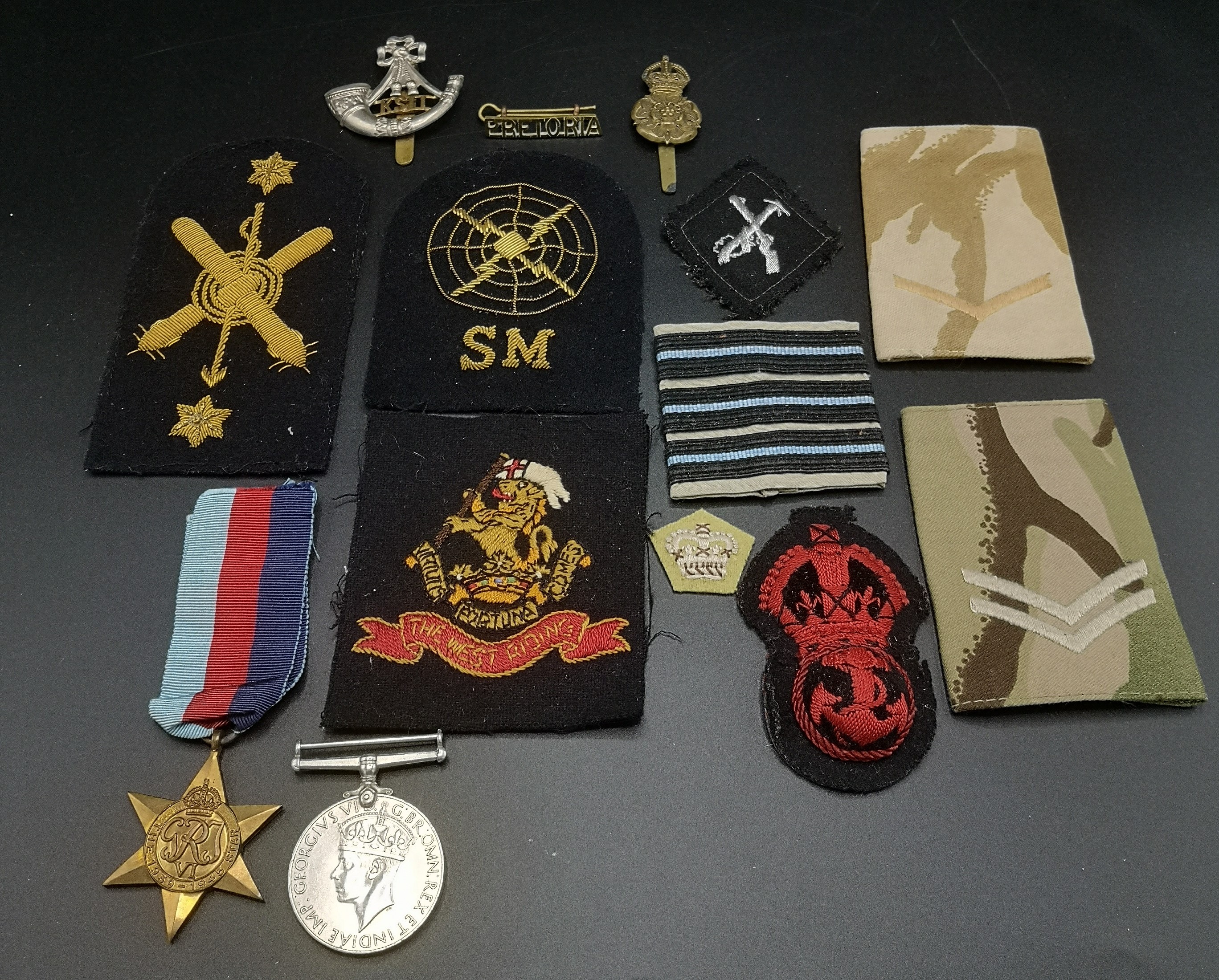 Two WWII medals together with a quantity of military patches and badges - Image 2 of 3