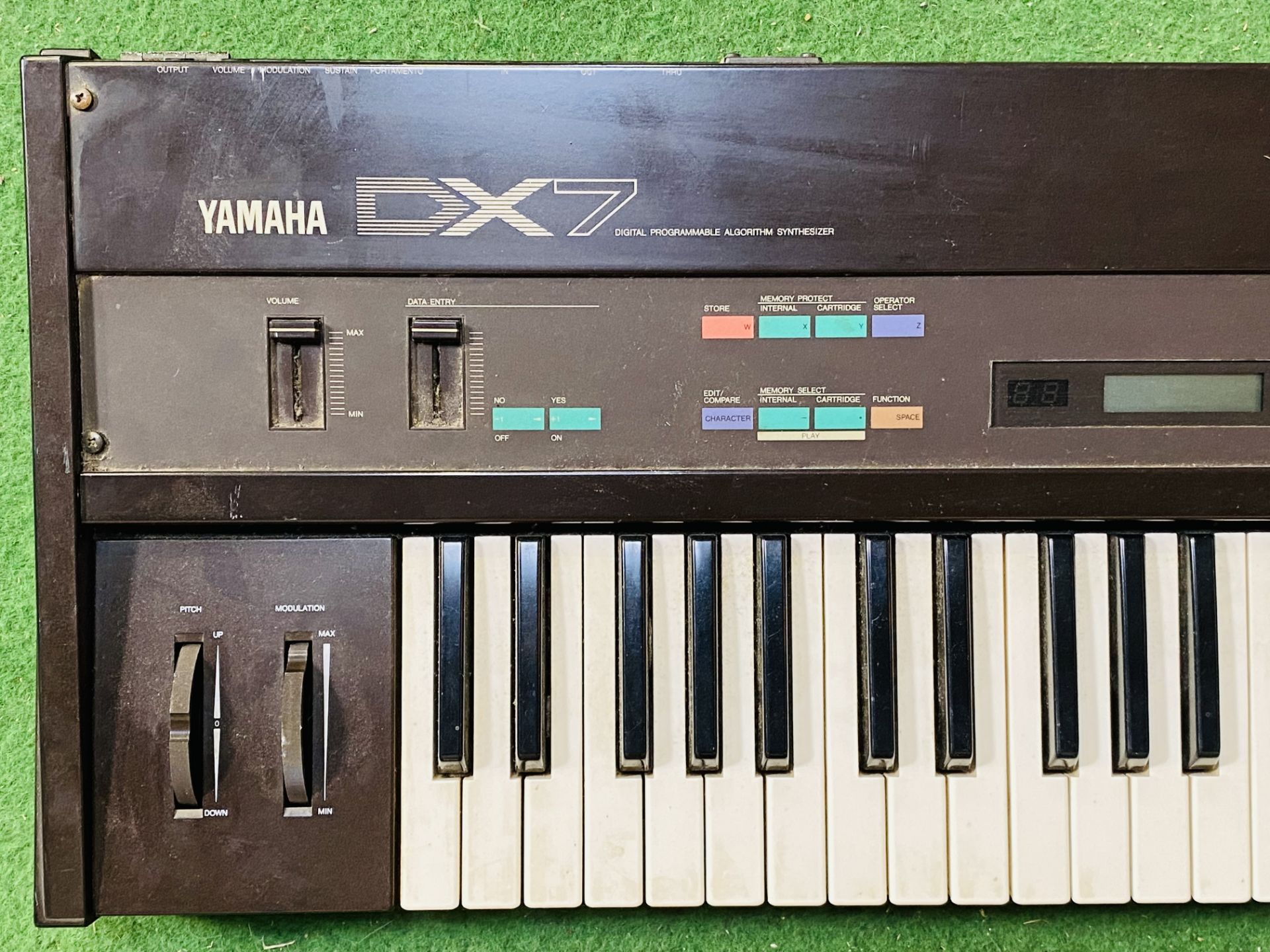 Yamaha DX7 digital programmable synthesiser - Image 2 of 5