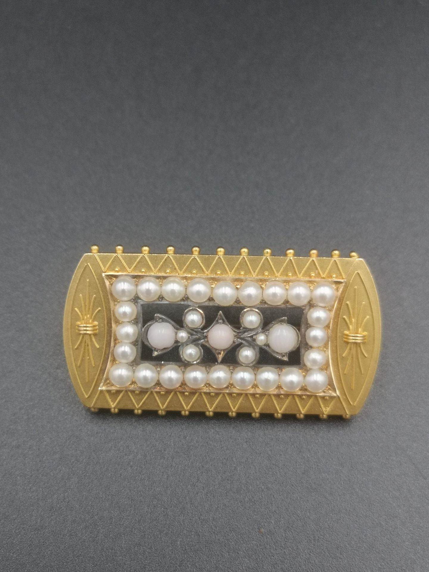 18ct gold Victorian Etruscan revival brooch