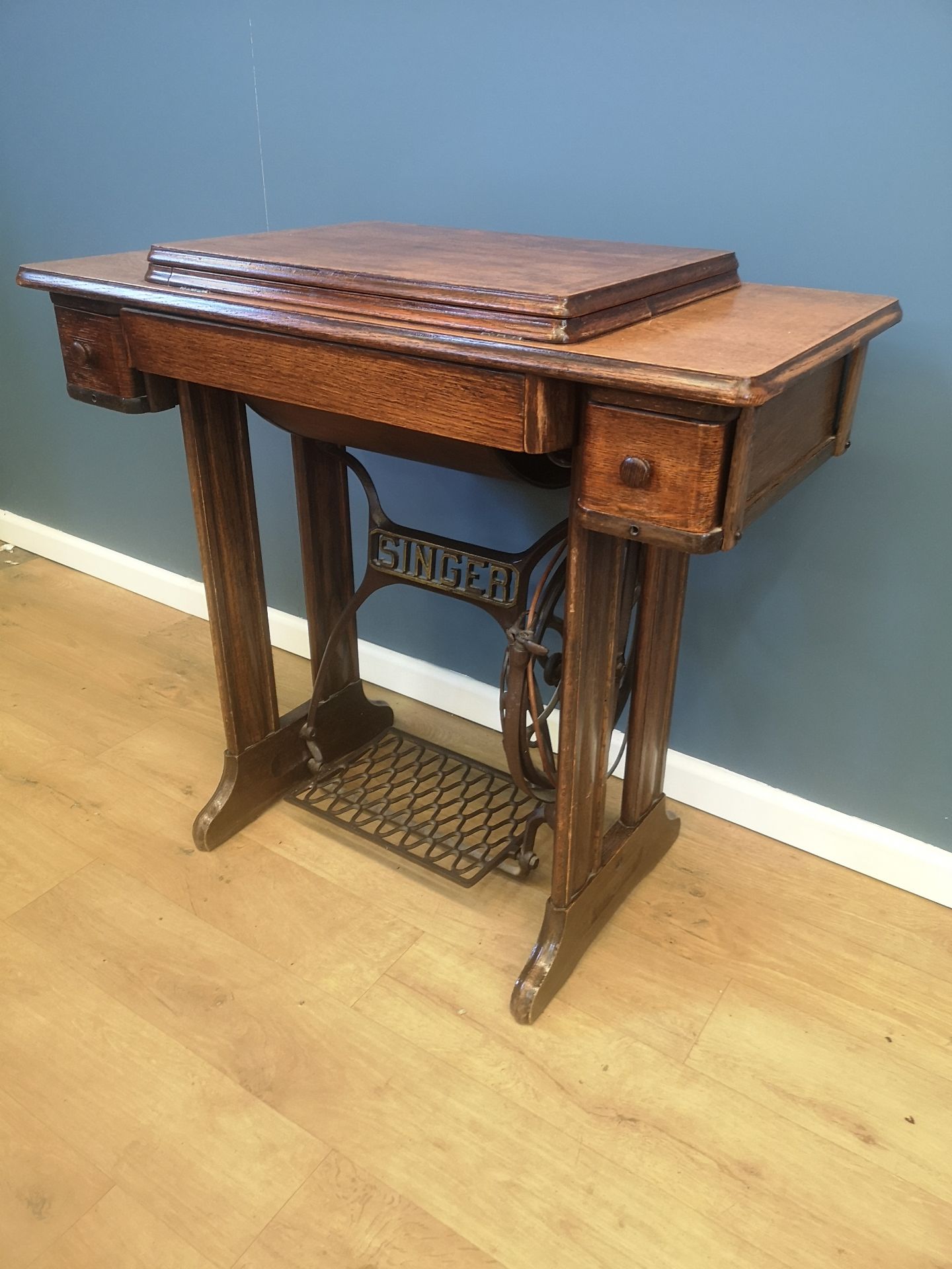 Singer sewing machine set in an oak treadle table - Image 2 of 7