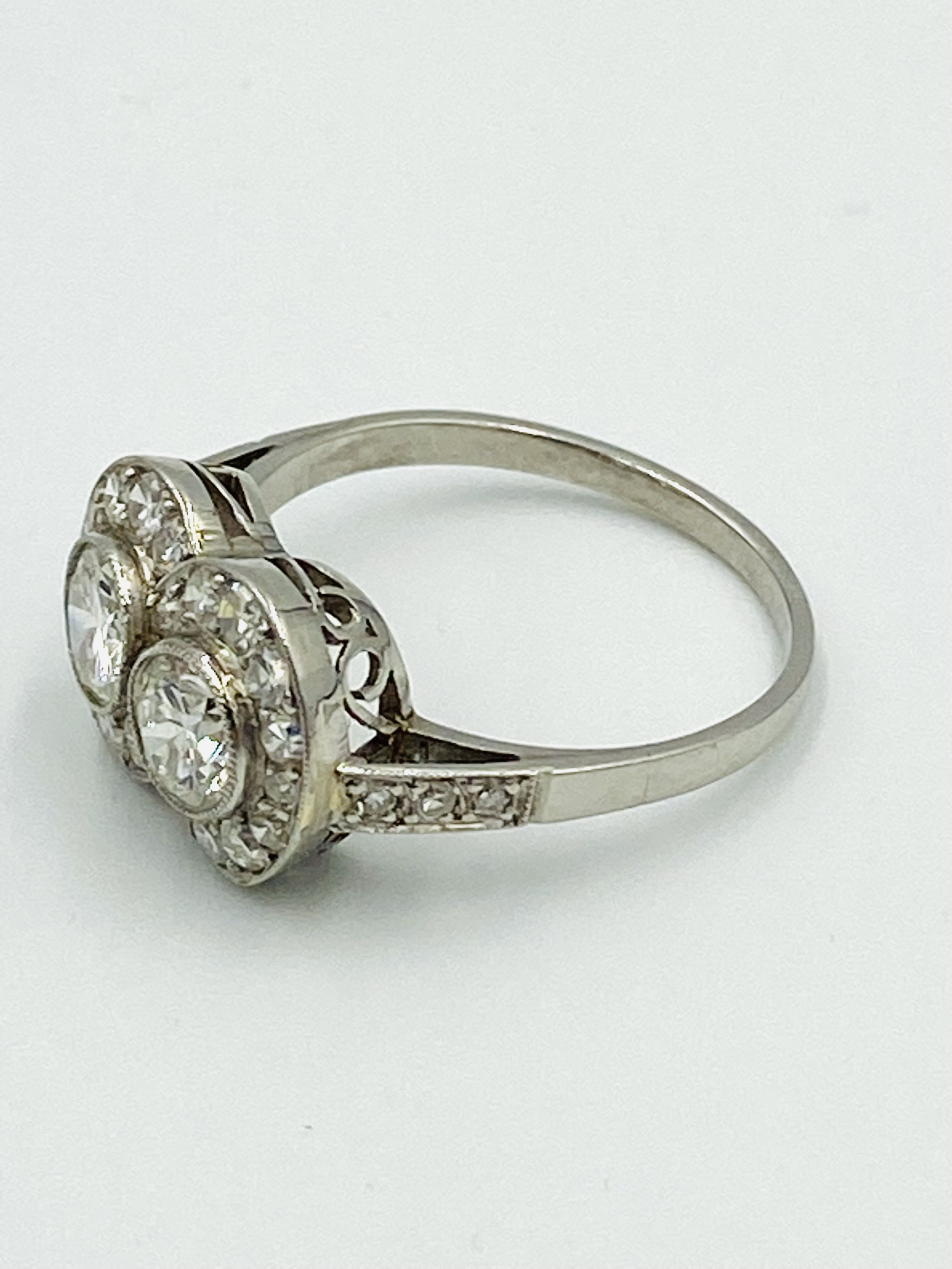 18ct white gold and diamond ring - Image 2 of 4