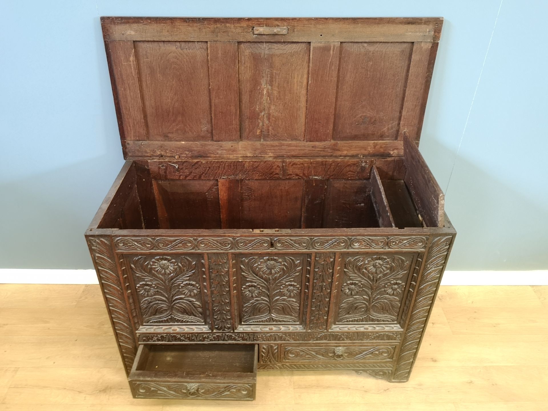Oak chest with carved flowers to front - Image 4 of 5