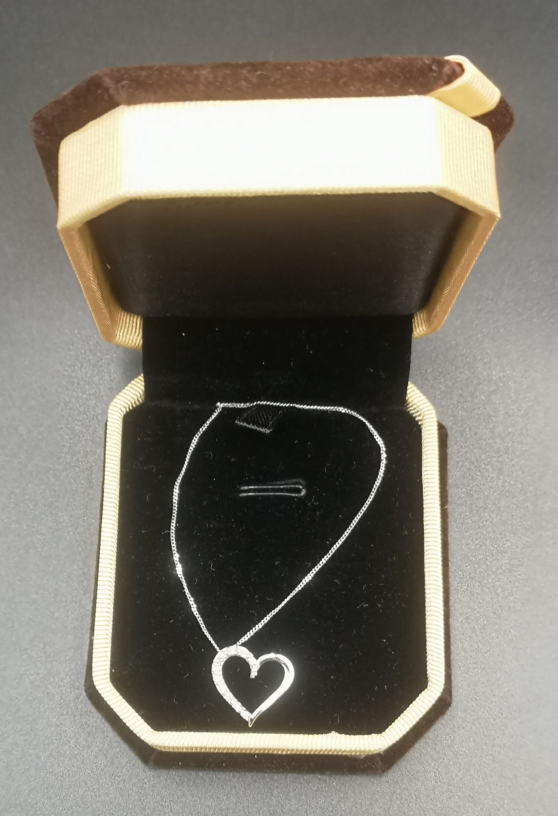 9ct white gold pendant and necklace