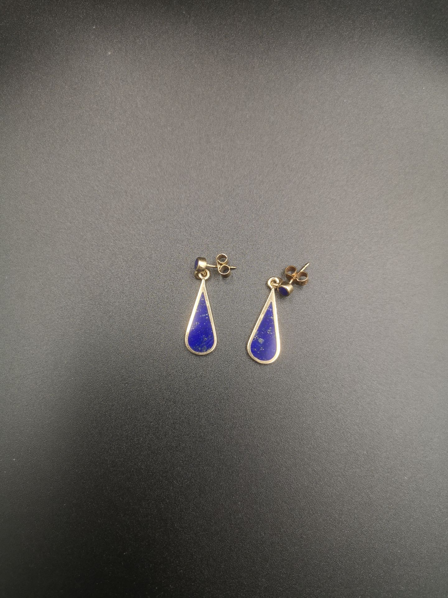 pair of 9ct gold drop earrings - Image 5 of 5