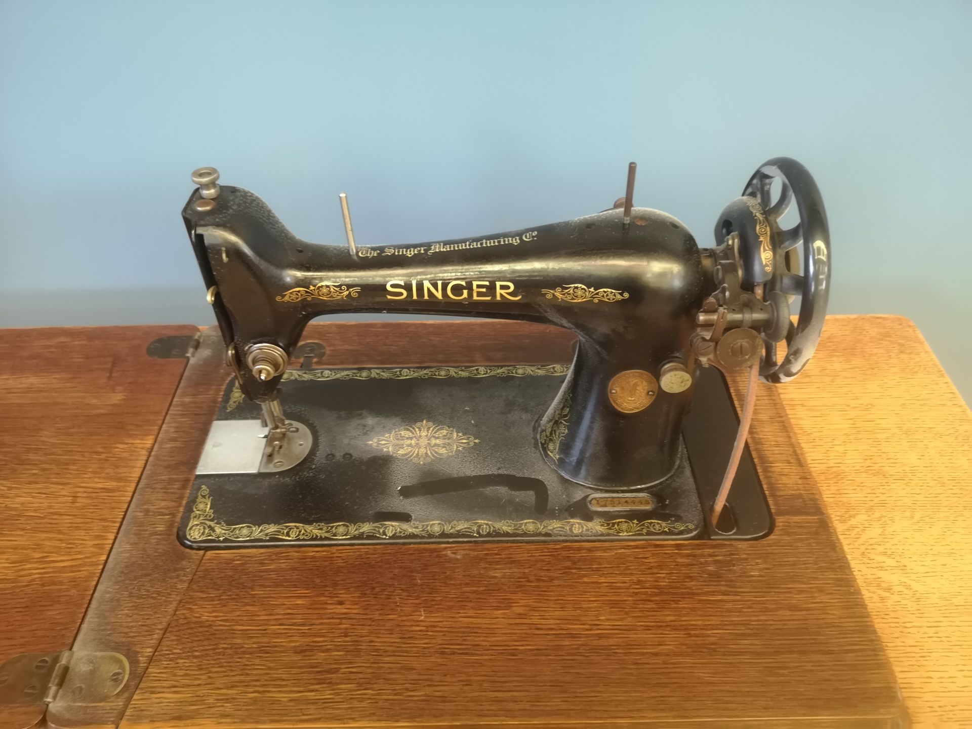 Singer sewing machine set in an oak treadle table - Image 7 of 7