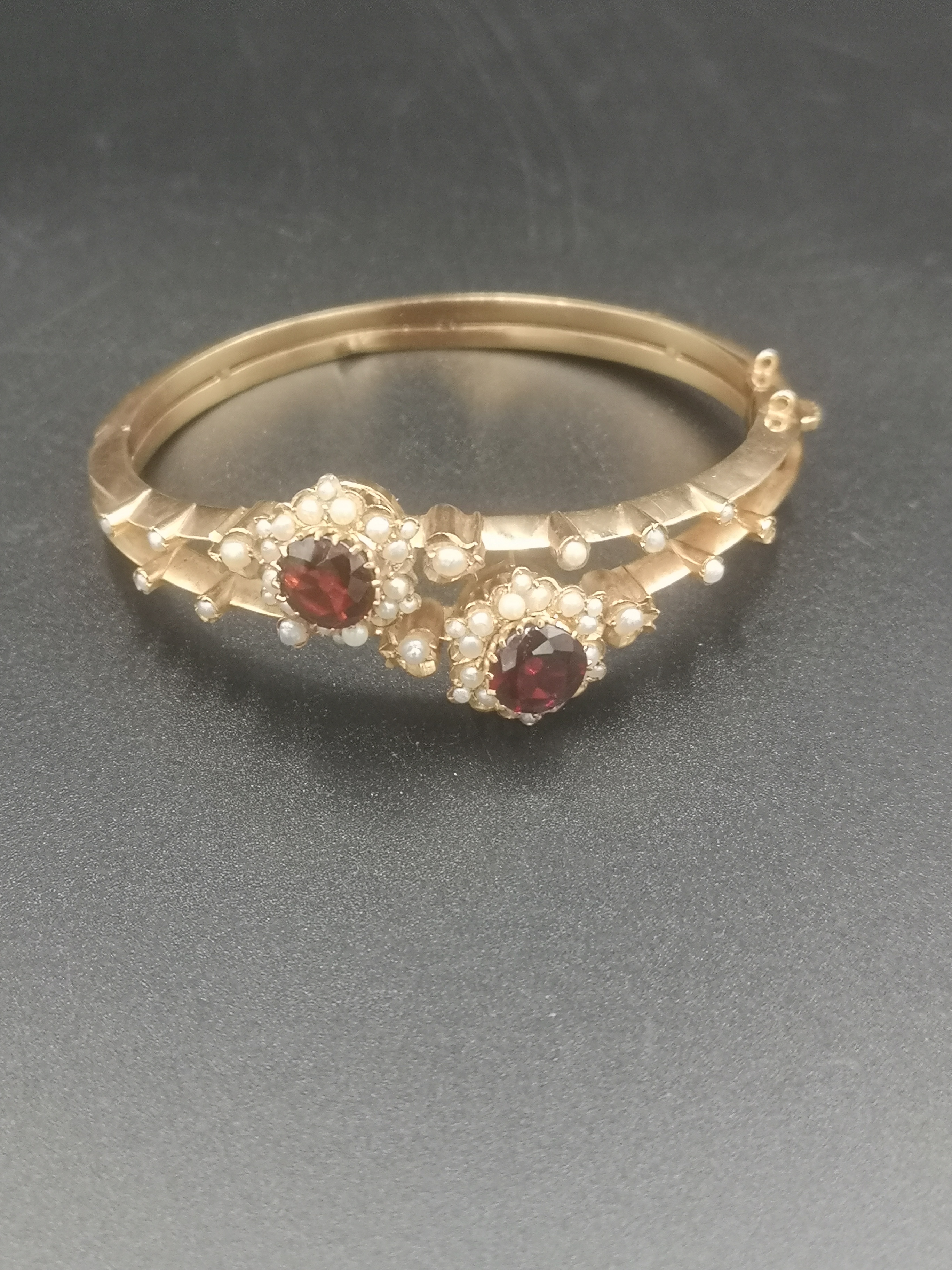 Yellow metal bangle set with garnets and pearls - Image 2 of 4