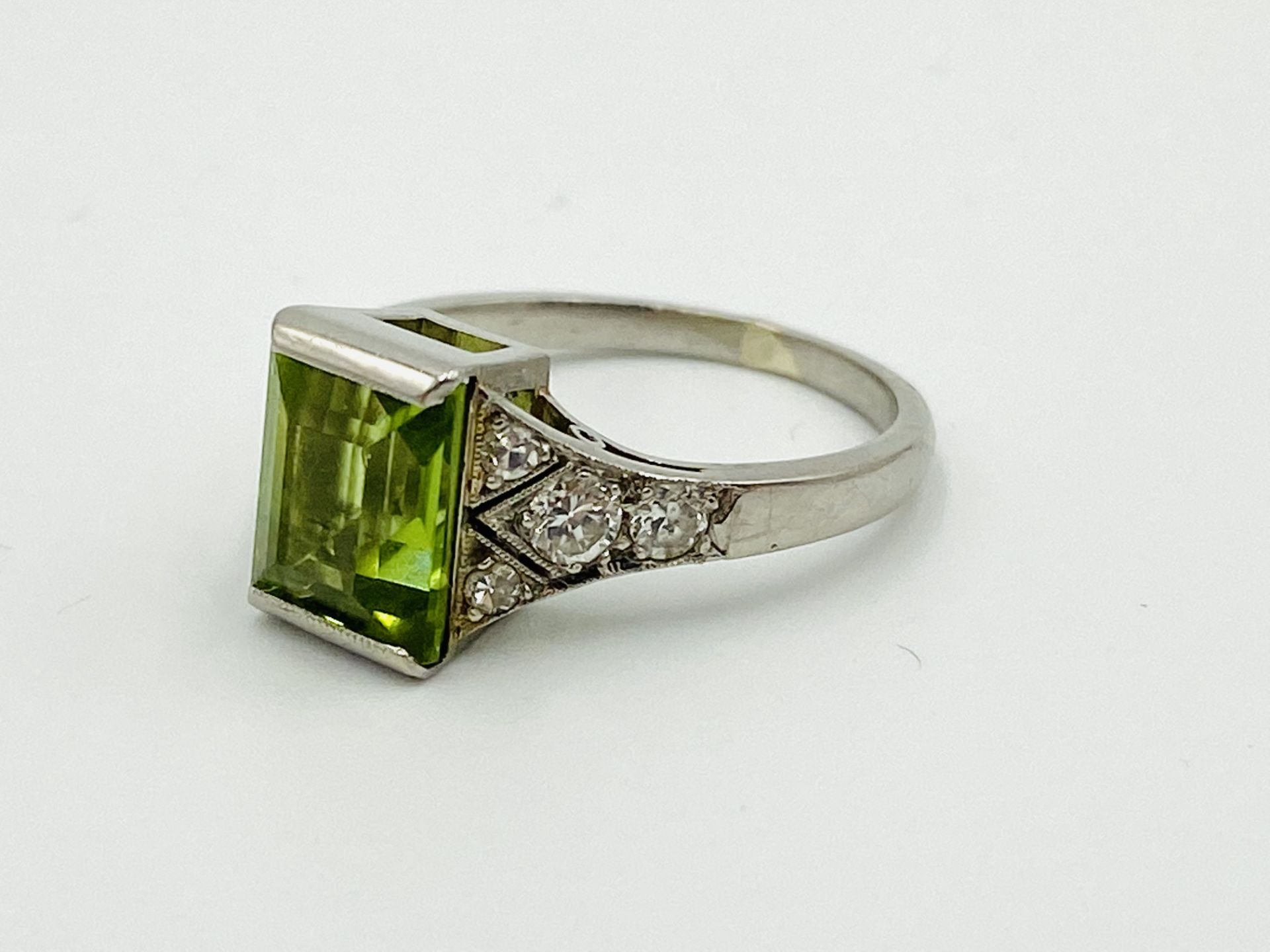 French white gol, peridot and diamond ring - Image 2 of 6