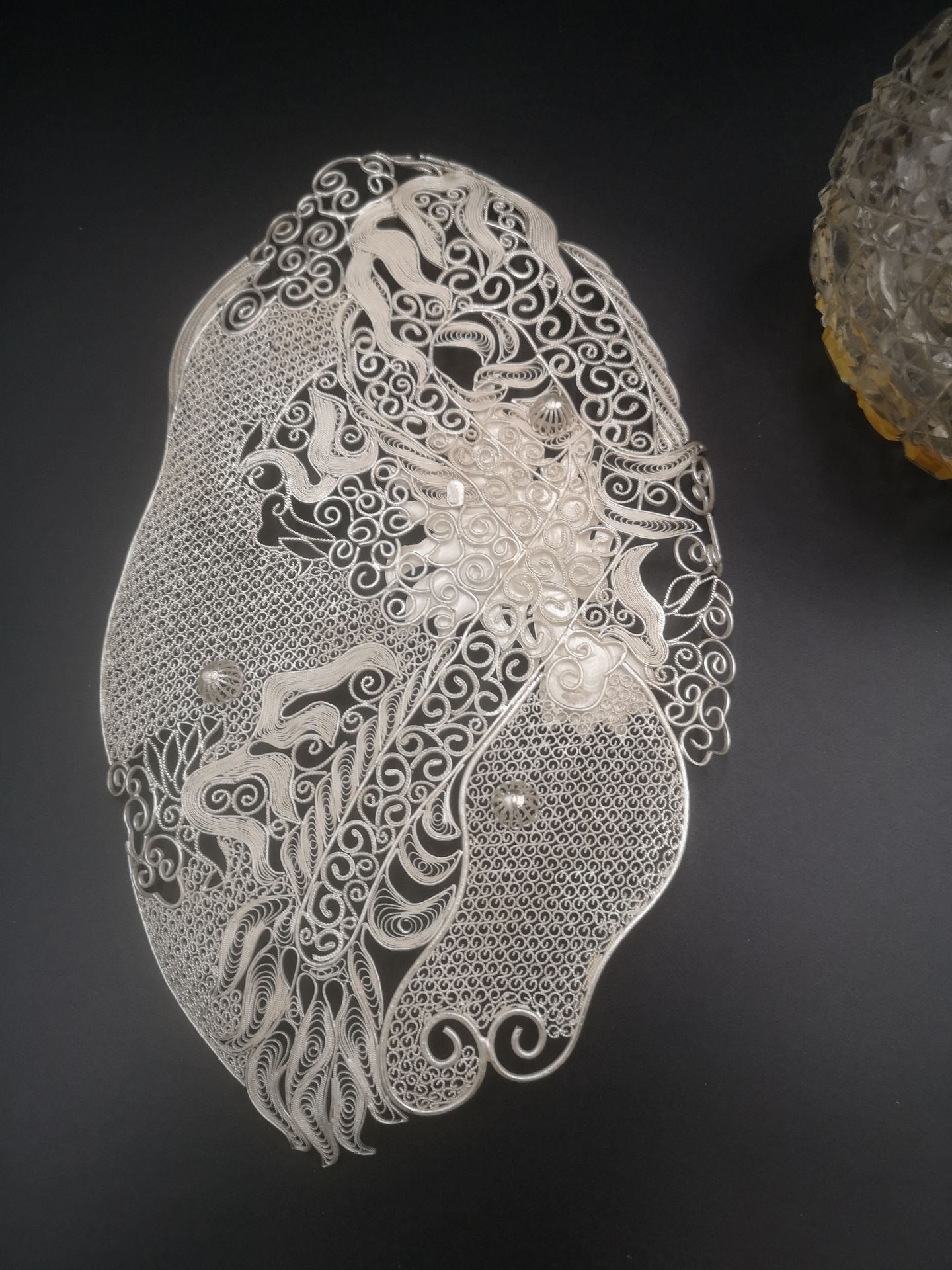 Cut glass perfume bottle together with a white metal filigree tray - Image 3 of 5