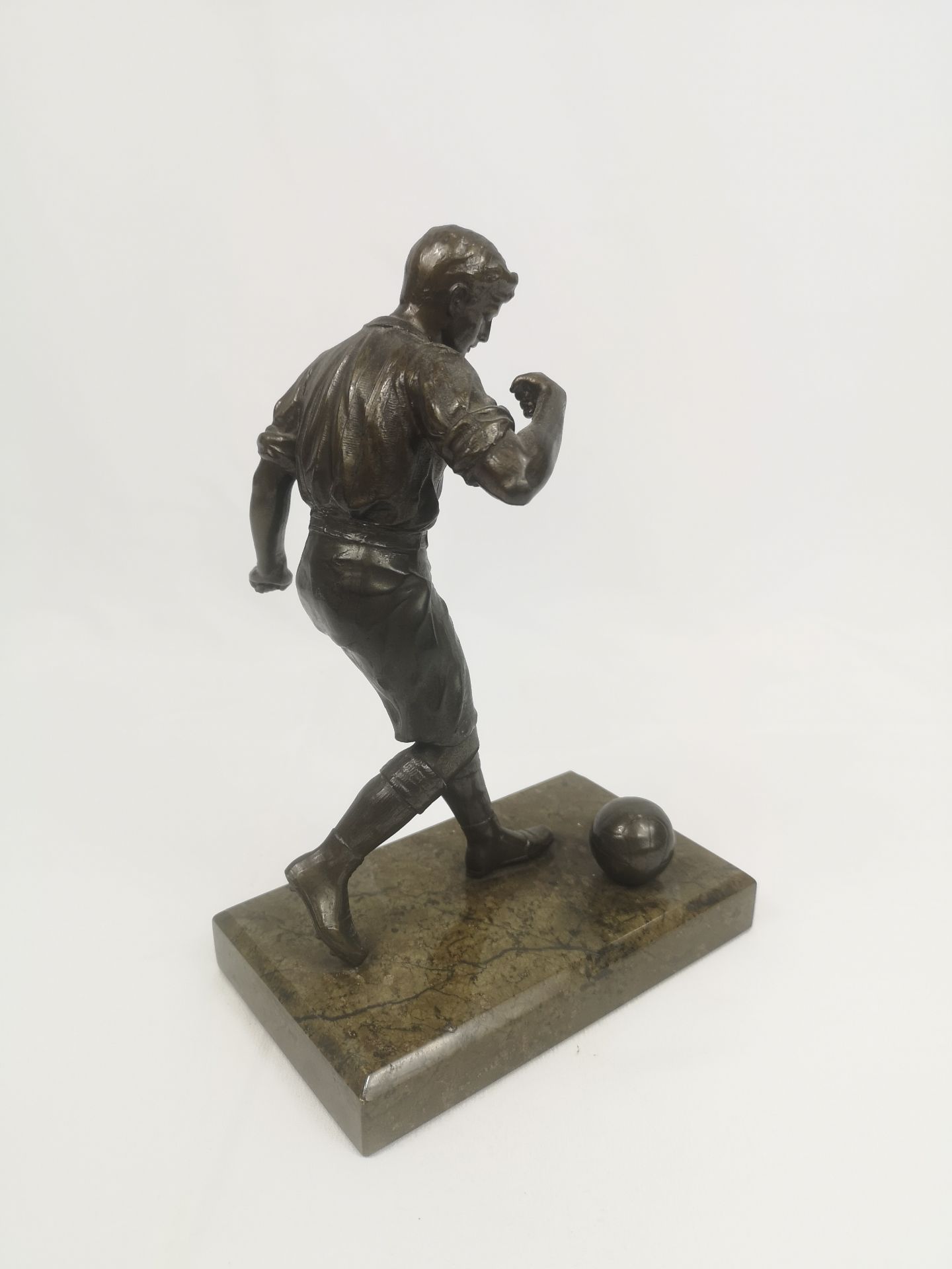 Bronzed figurine of a footballer - Image 4 of 5
