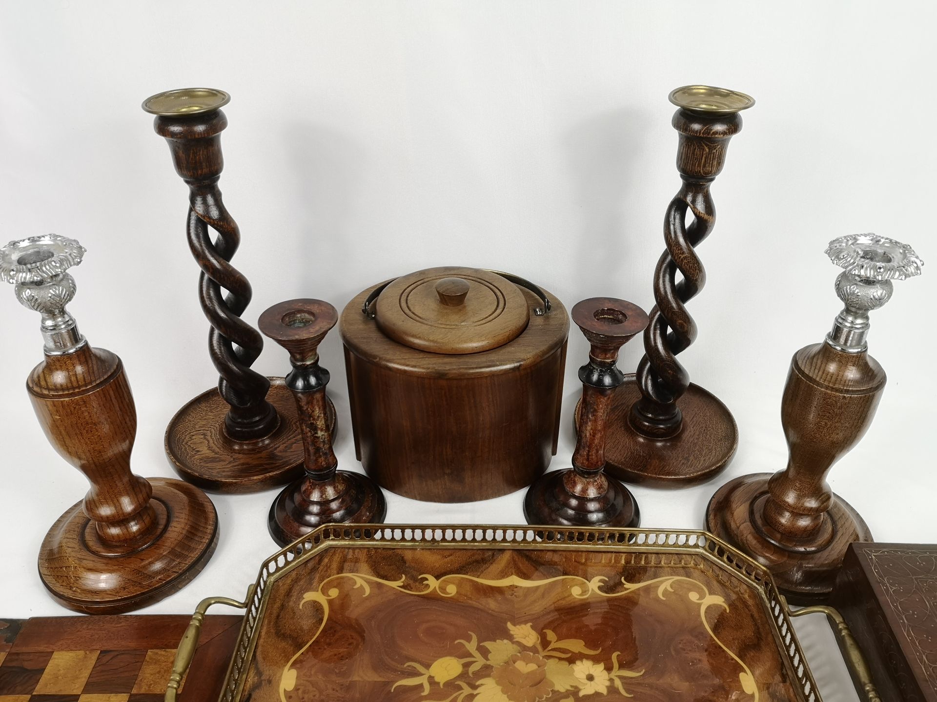 Pair of open barley twist wood candlesticks and other items - Bild 2 aus 10