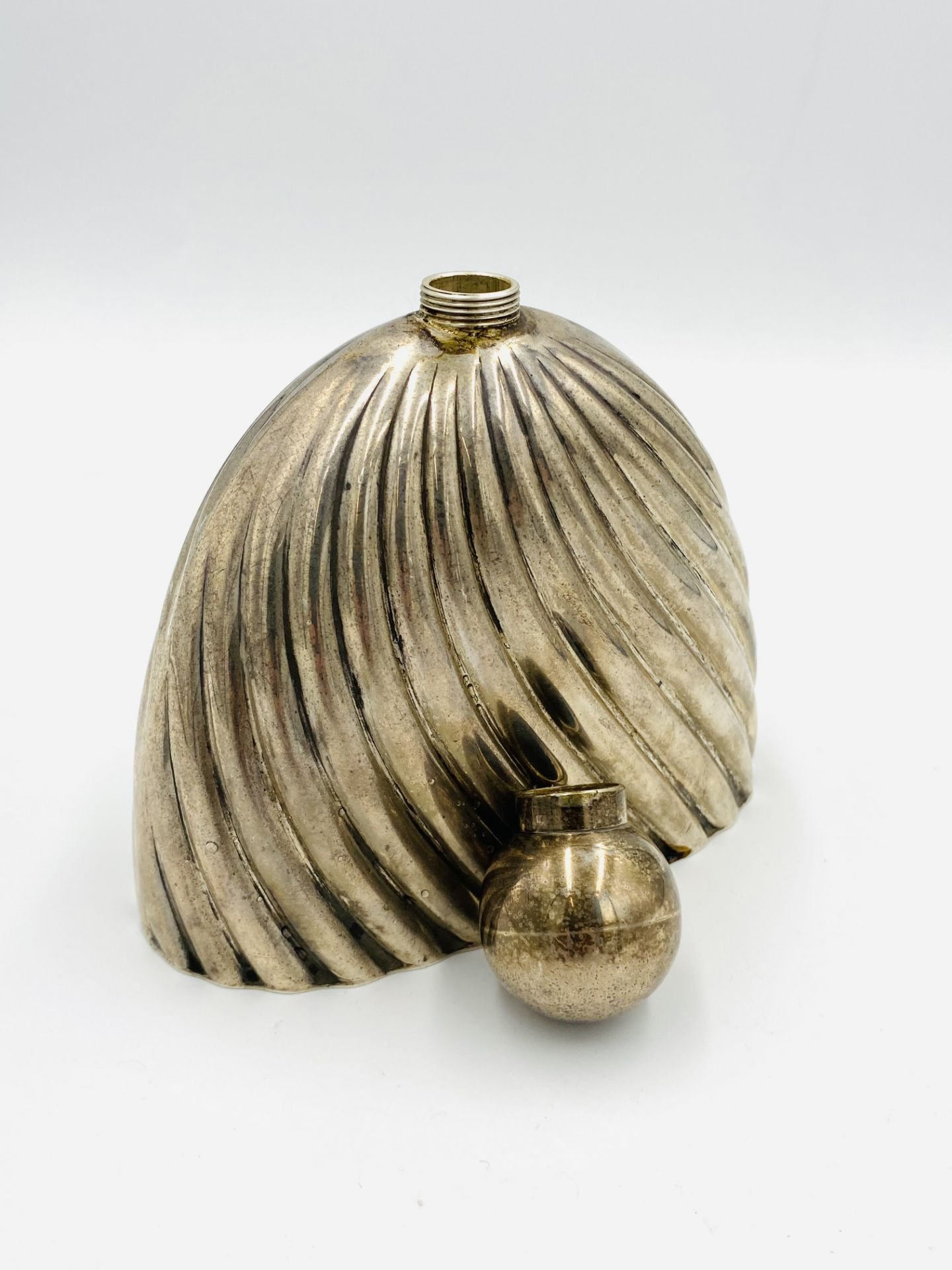 Wrythen fluted silver spirit flask - Image 3 of 4