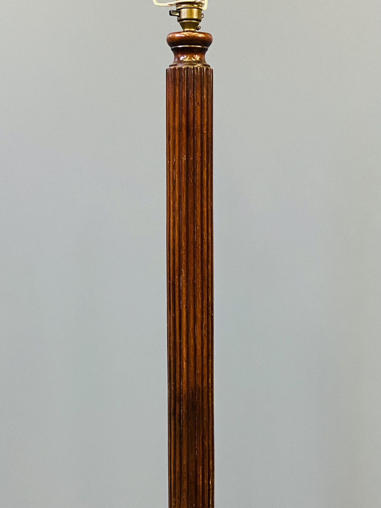 Turned mahogany standard lamp - Image 3 of 3