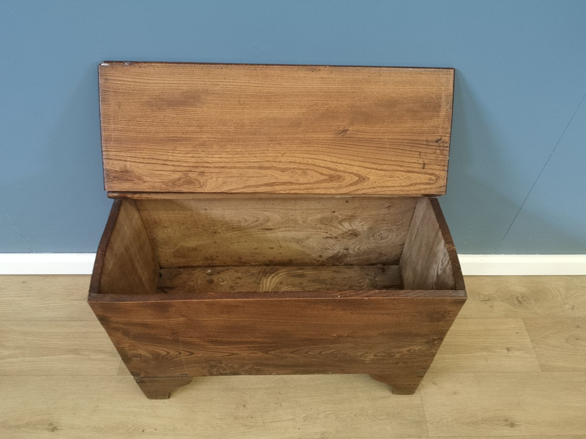 18th century oak chest with leather hinge - Image 3 of 5