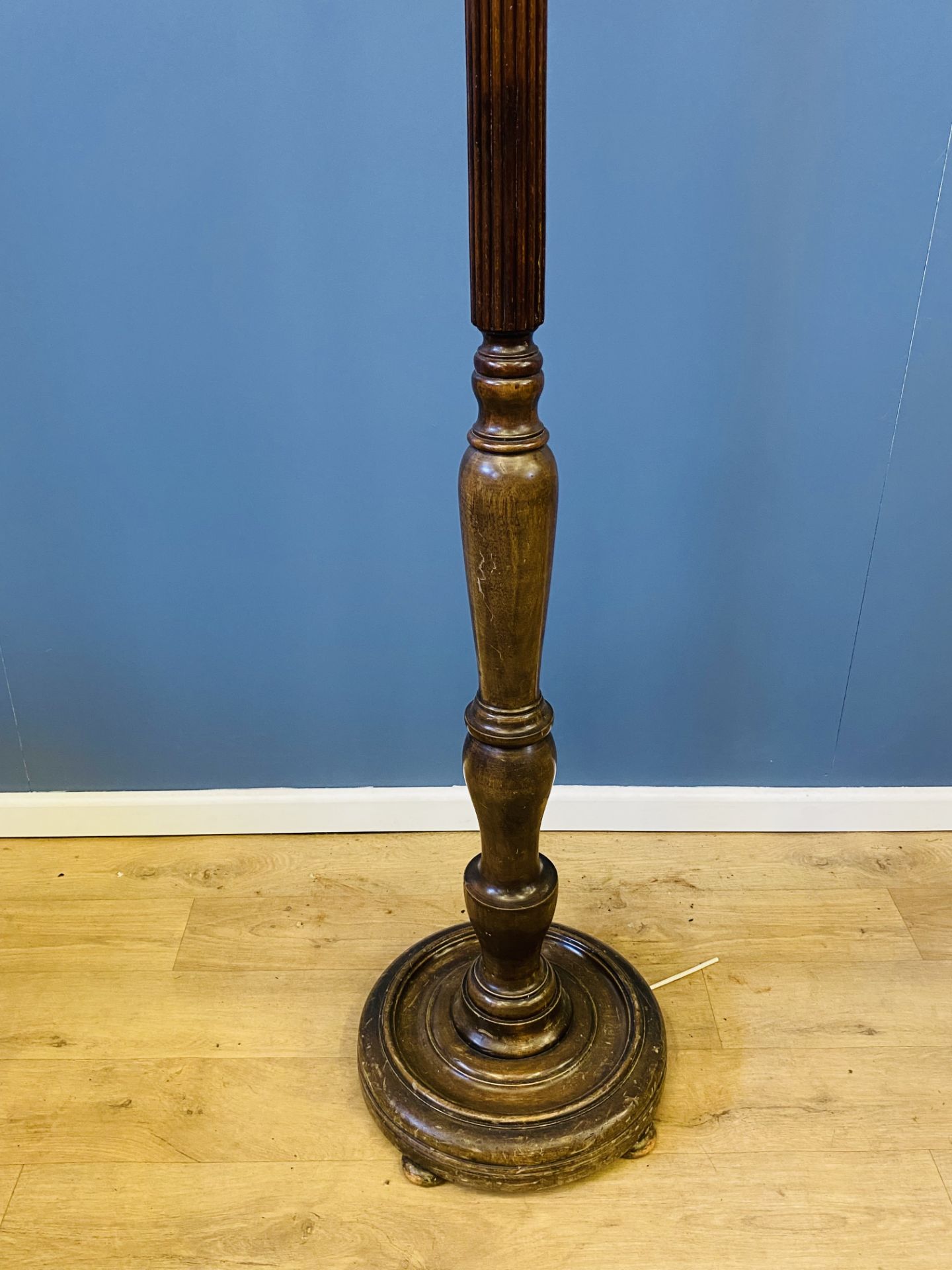 Turned mahogany standard lamp - Image 2 of 3
