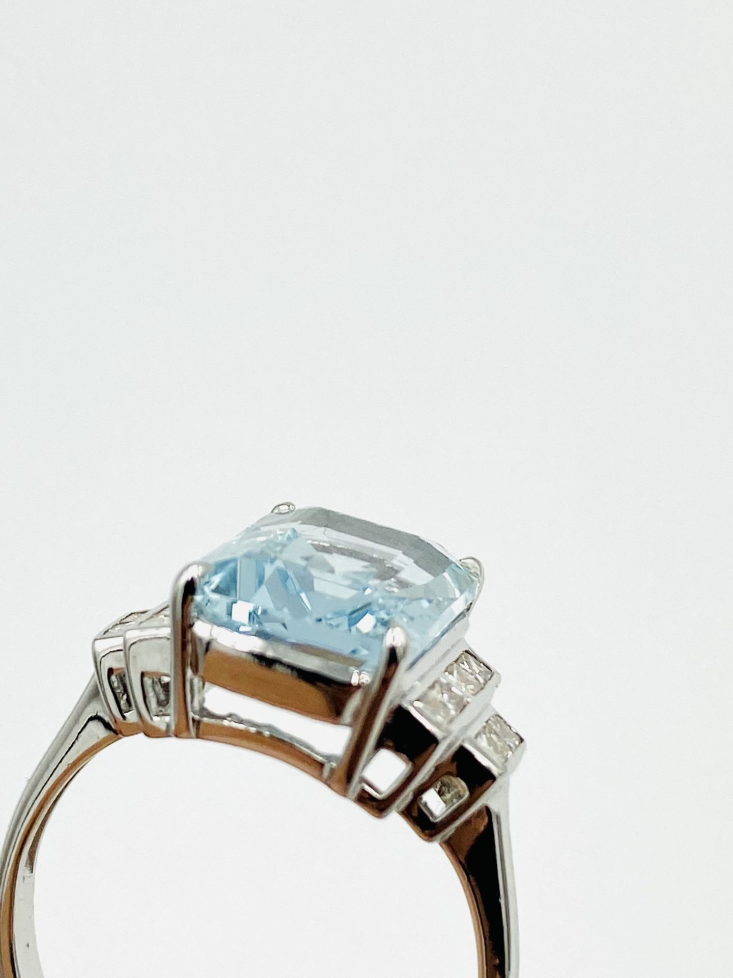 18ct white gold, aquamarine and diamond ring - Image 6 of 6