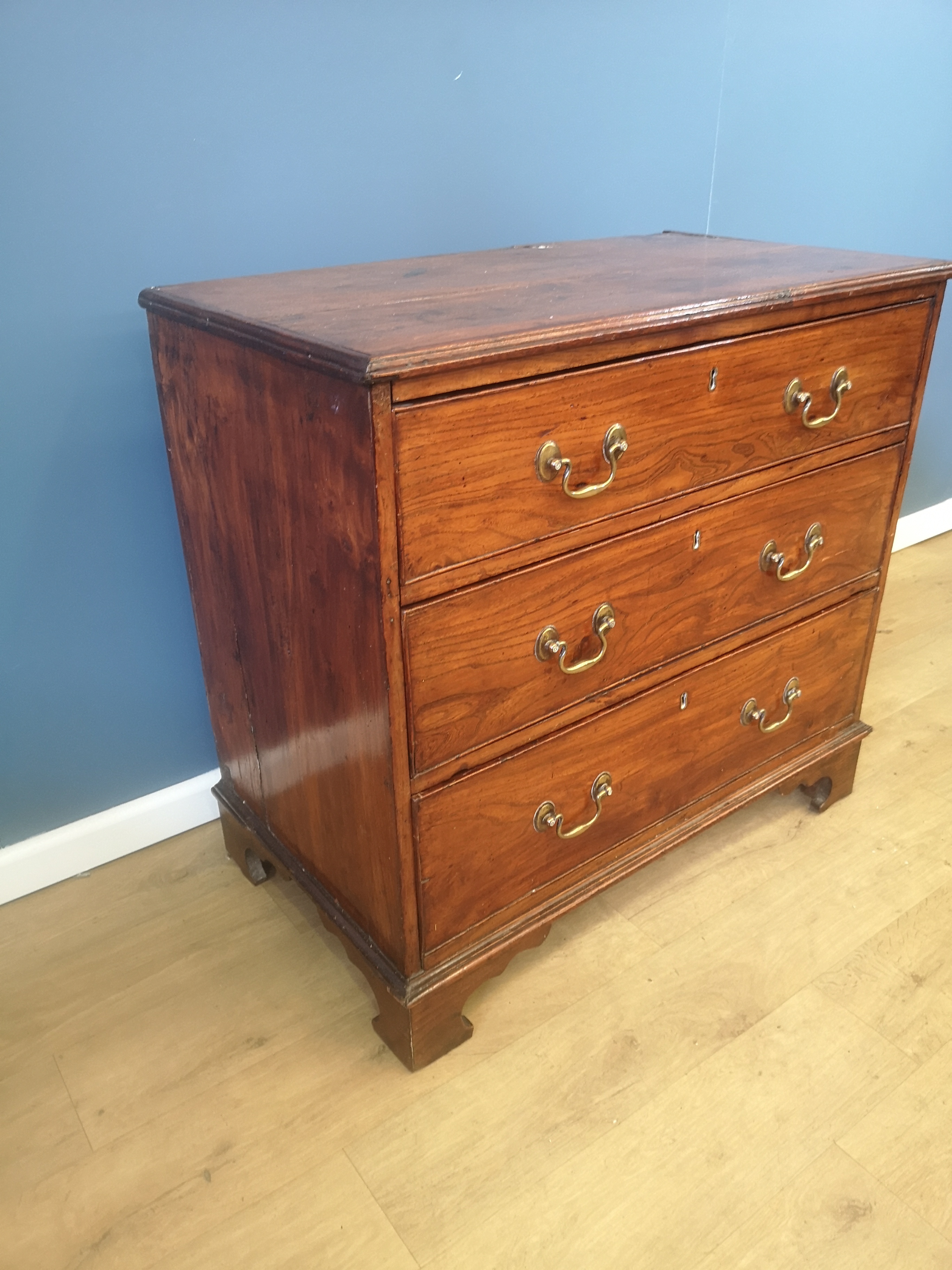 Georgian elm chest of drawers - Image 4 of 6