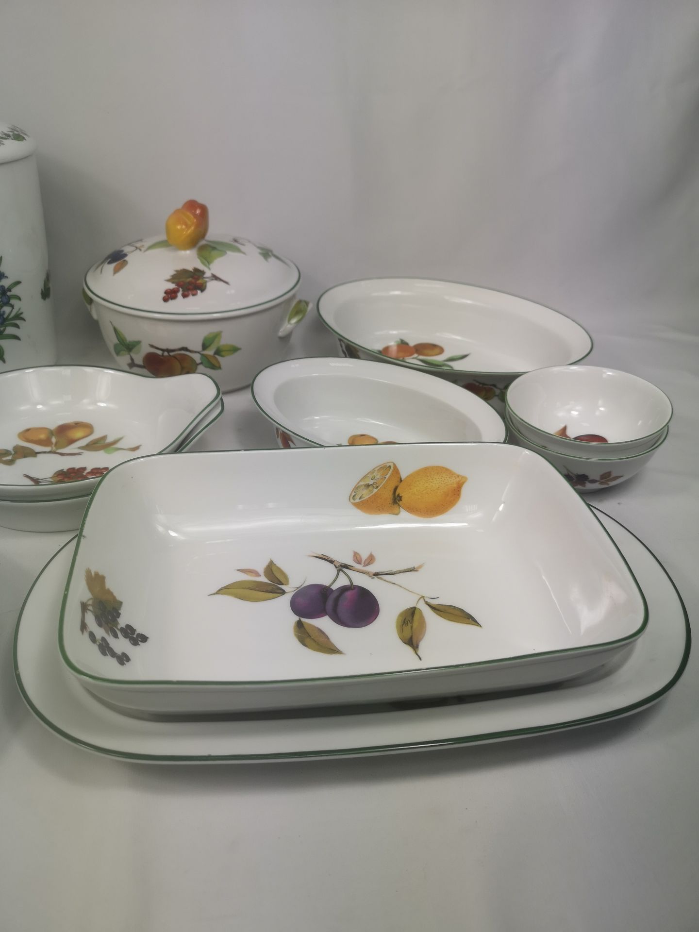 A quantity of Royal Worcester Evesham tableware - Image 8 of 8