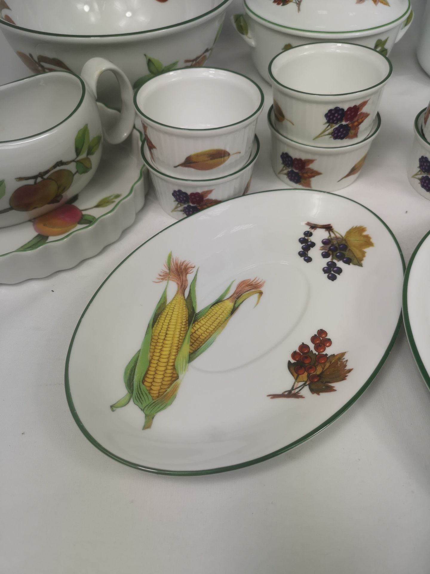 A quantity of Royal Worcester Evesham tableware - Image 4 of 8