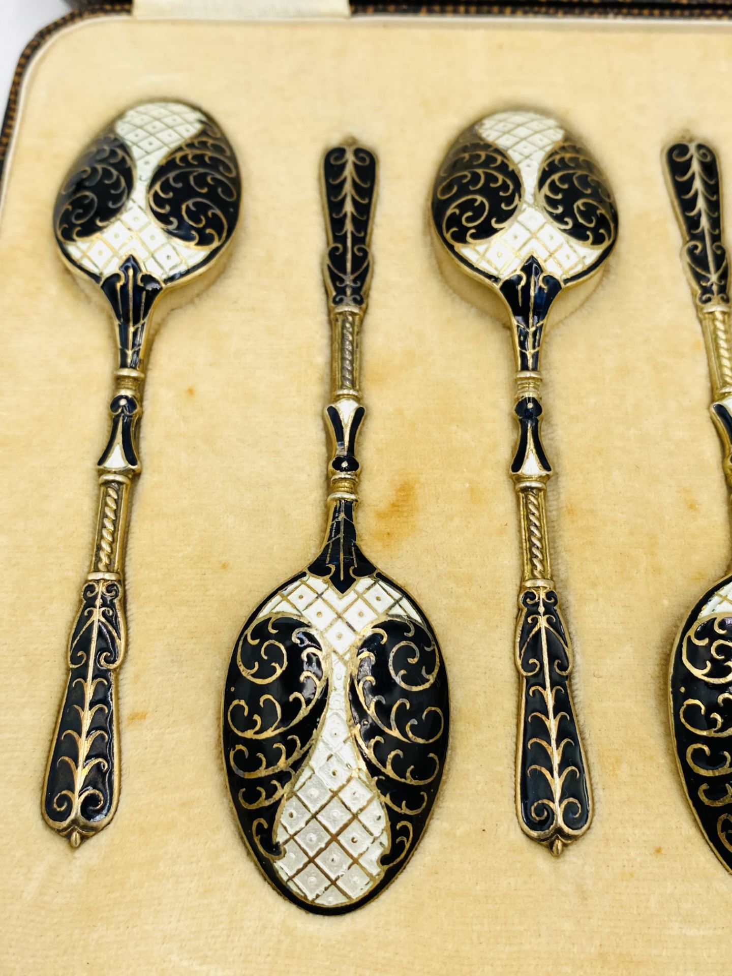 Boxed set of six silver and enamel tea spoons - Bild 4 aus 5