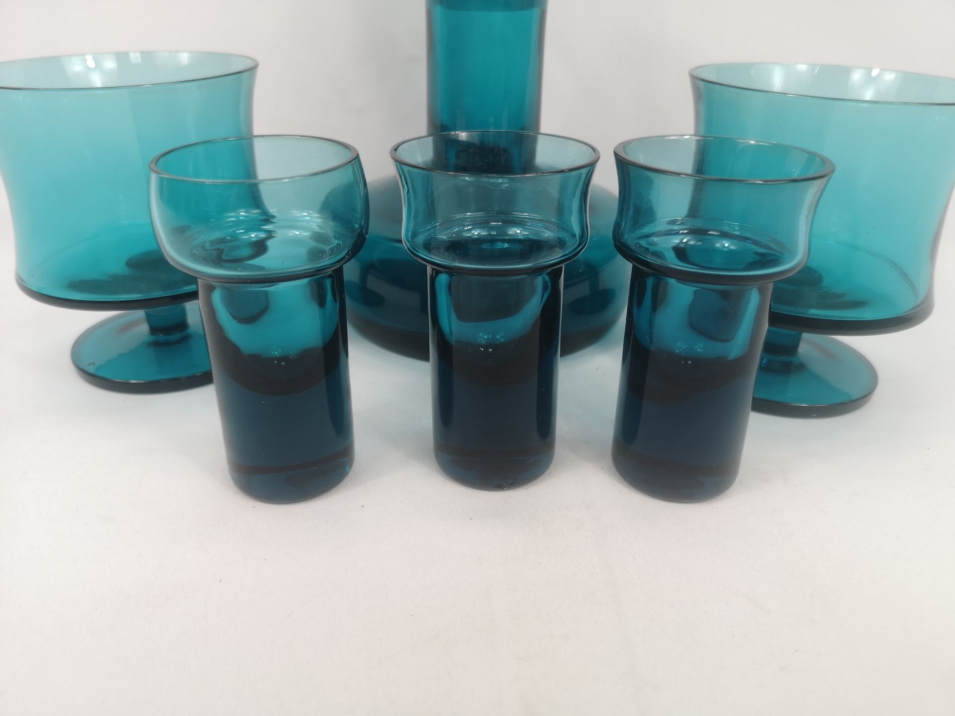 Blue glass decanter together with blue glasses - Image 2 of 4