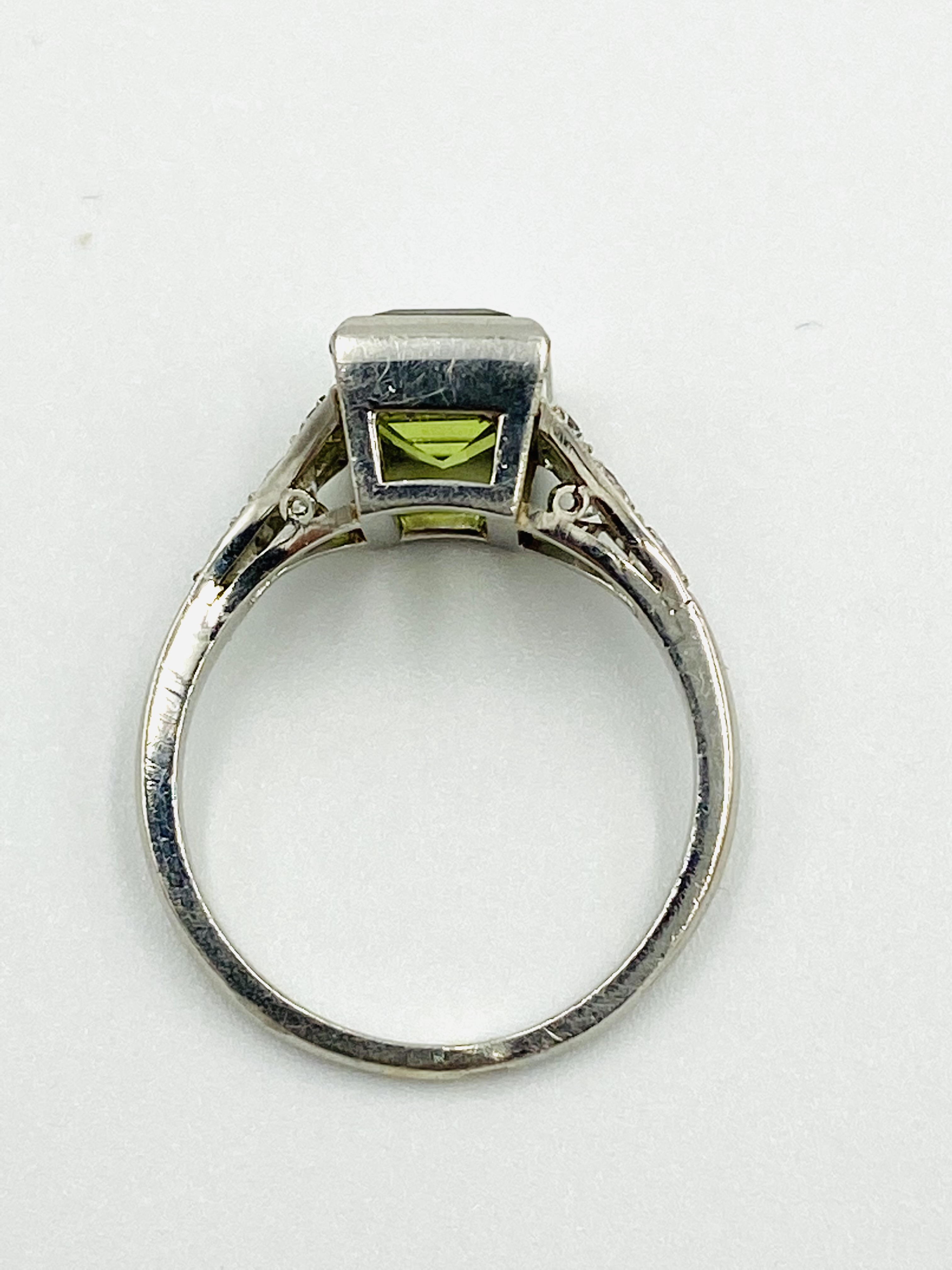 French white gol, peridot and diamond ring - Image 4 of 6