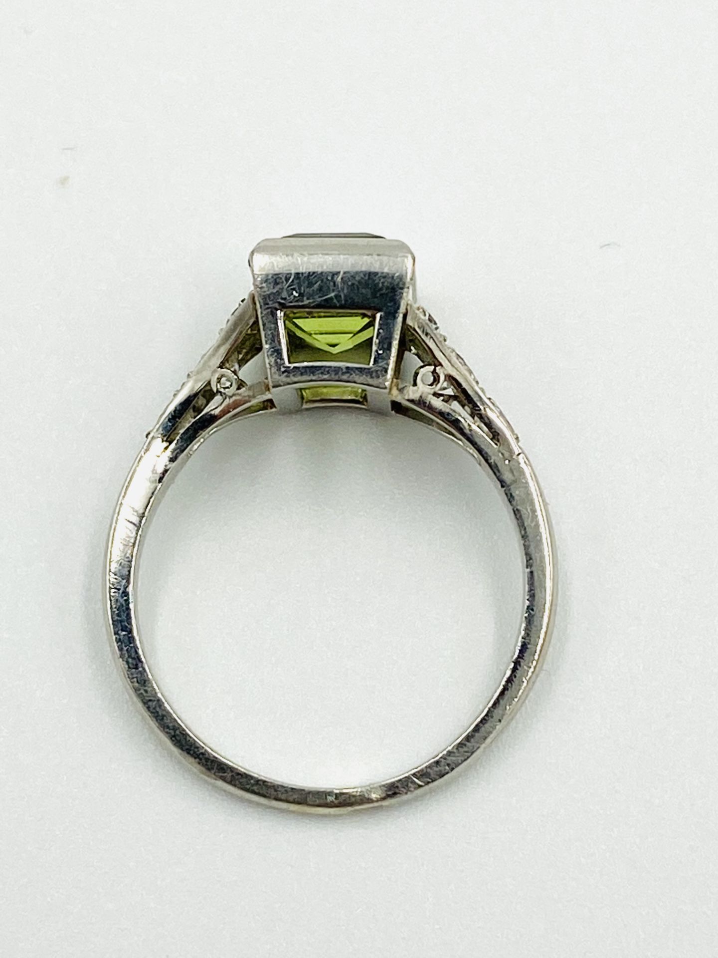 French white gol, peridot and diamond ring - Image 4 of 6