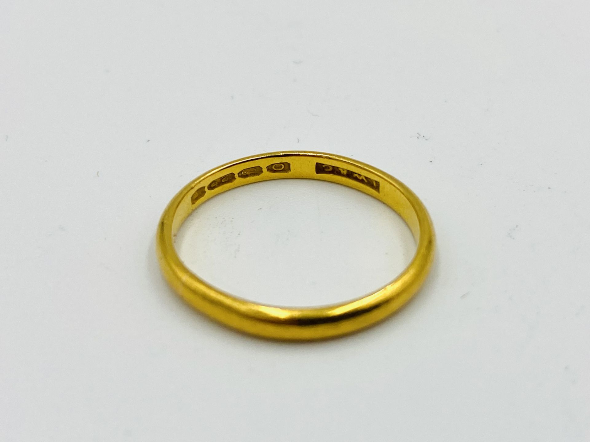 22ct gold band - Image 2 of 3